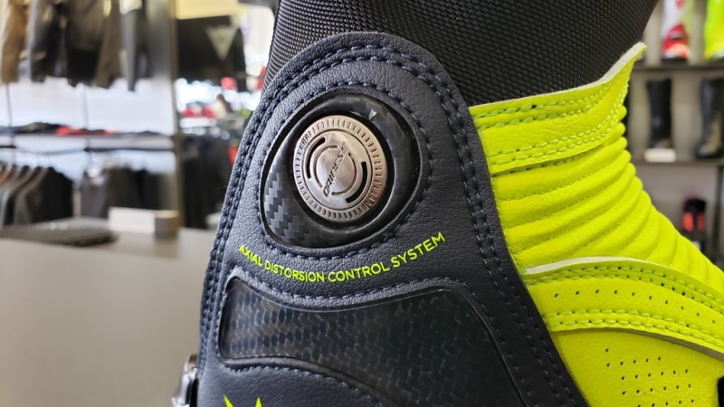 AXIAL D1BOOTSをベースにロッシ選手のレプリカブーツが登場。