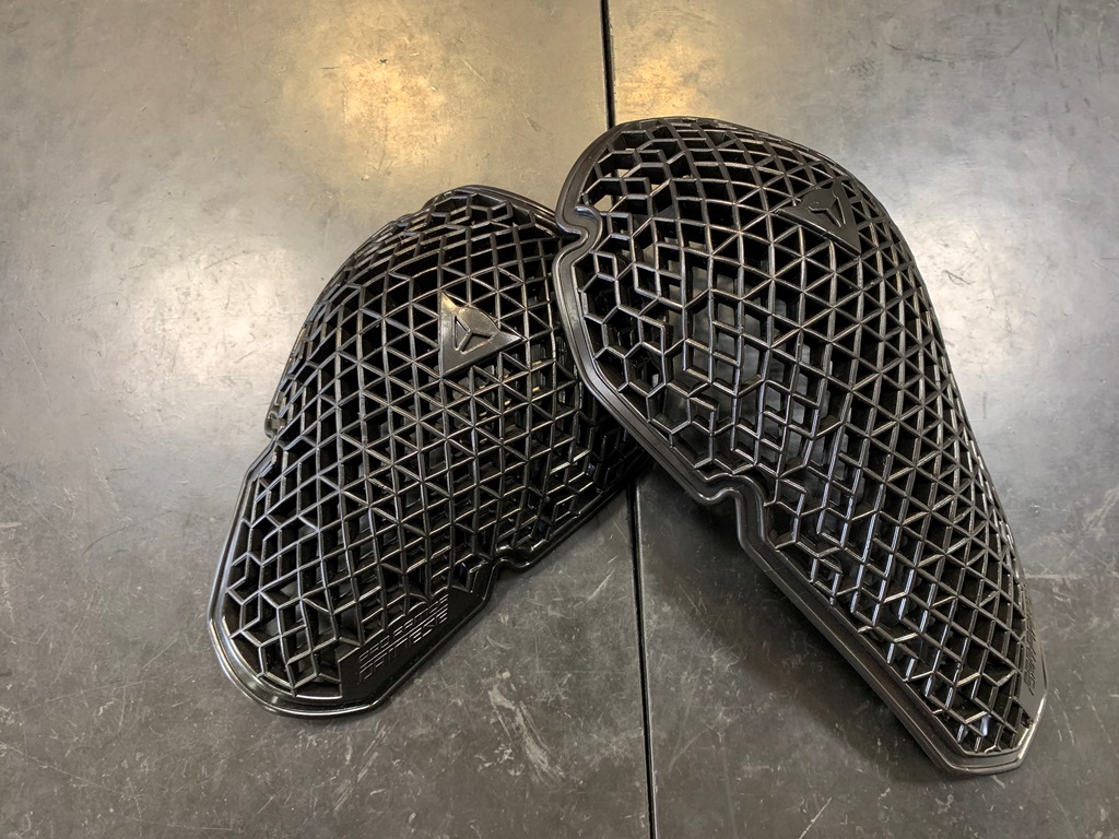 人気のスポーツタイプメッシュジャケット2モデルを比較してみました。