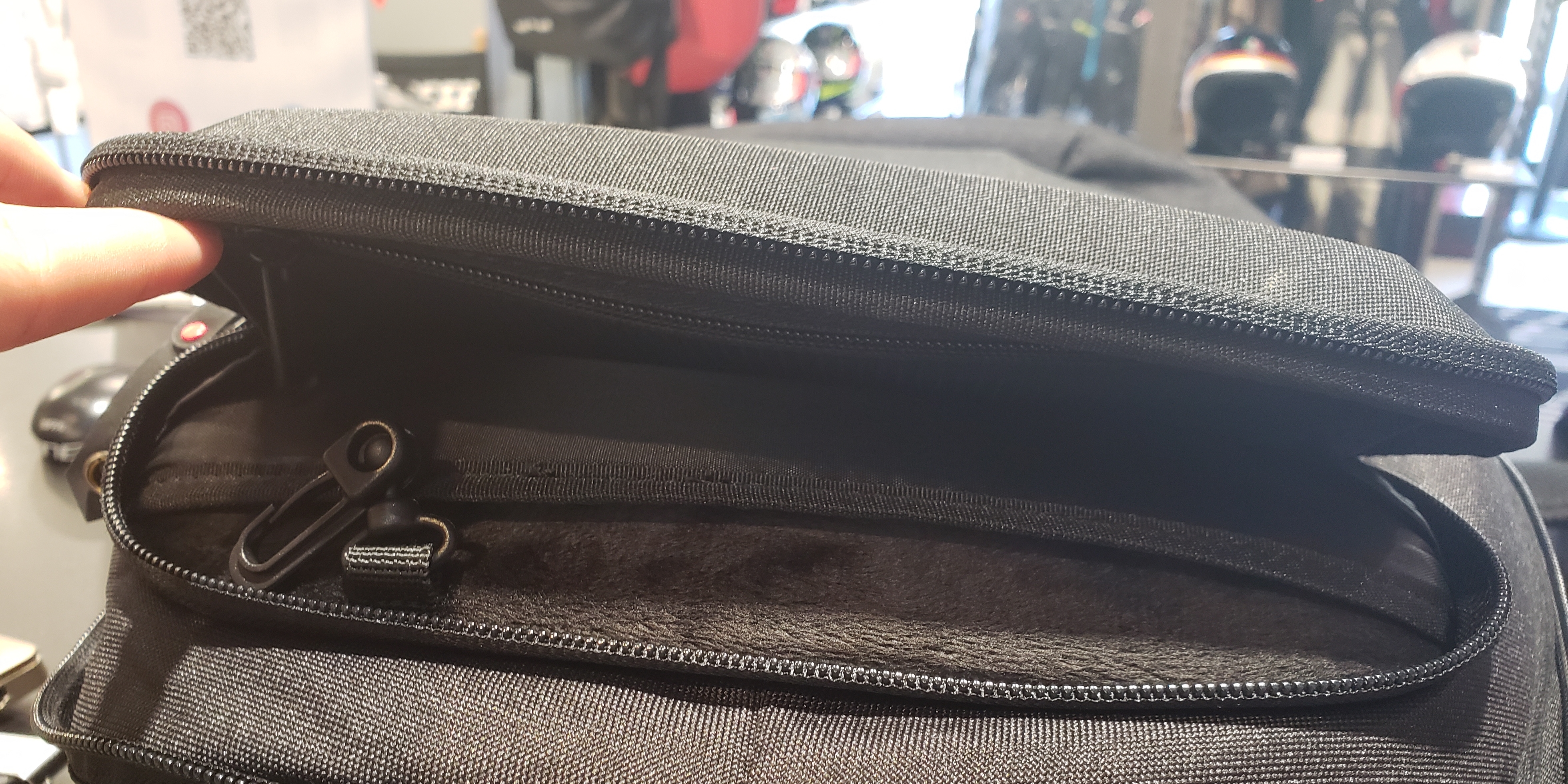 普段使いに最適な新作リュック[D-ESSENCE BACKPACK]