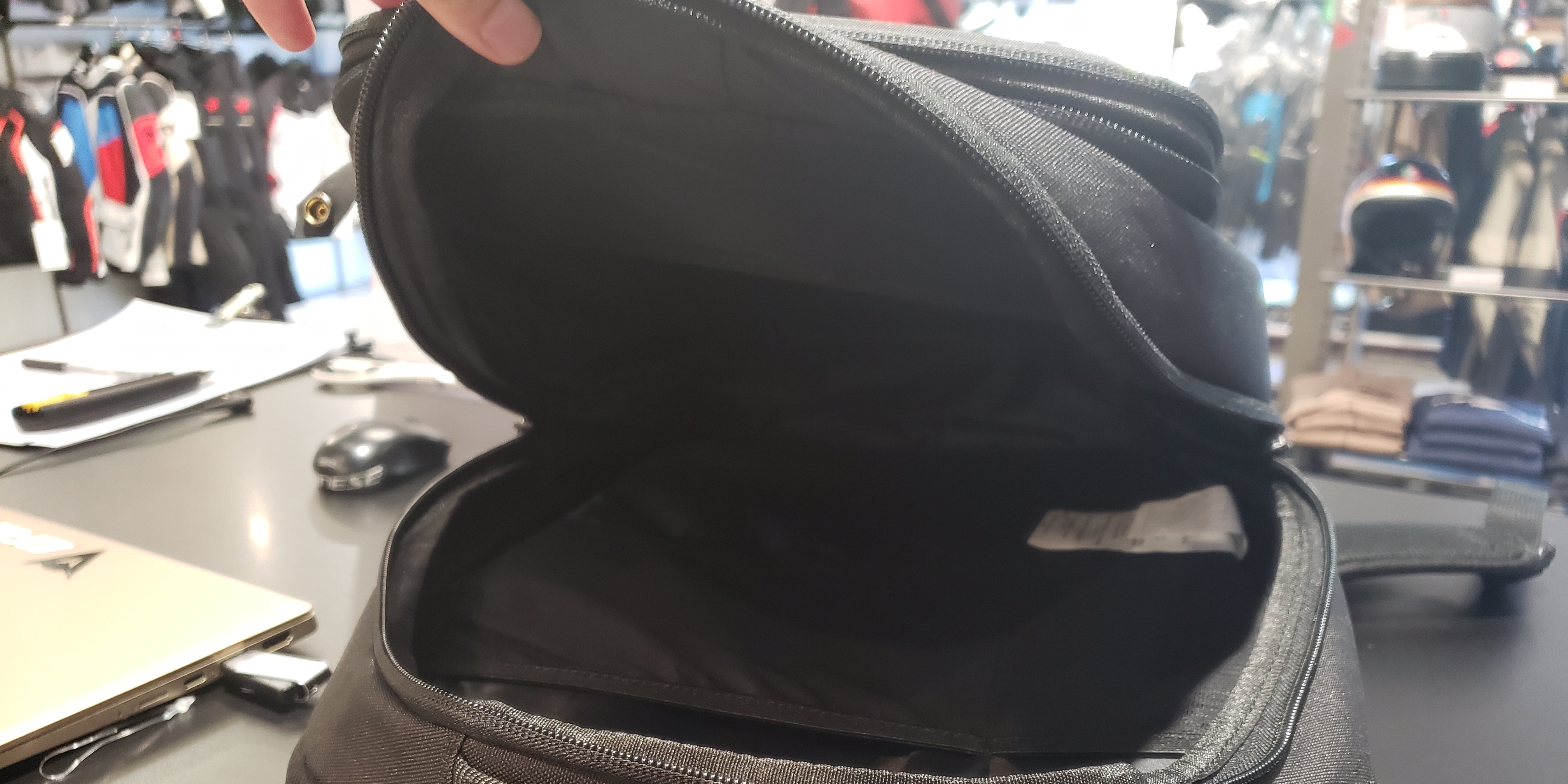 普段使いに最適な新作リュック[D-ESSENCE BACKPACK]