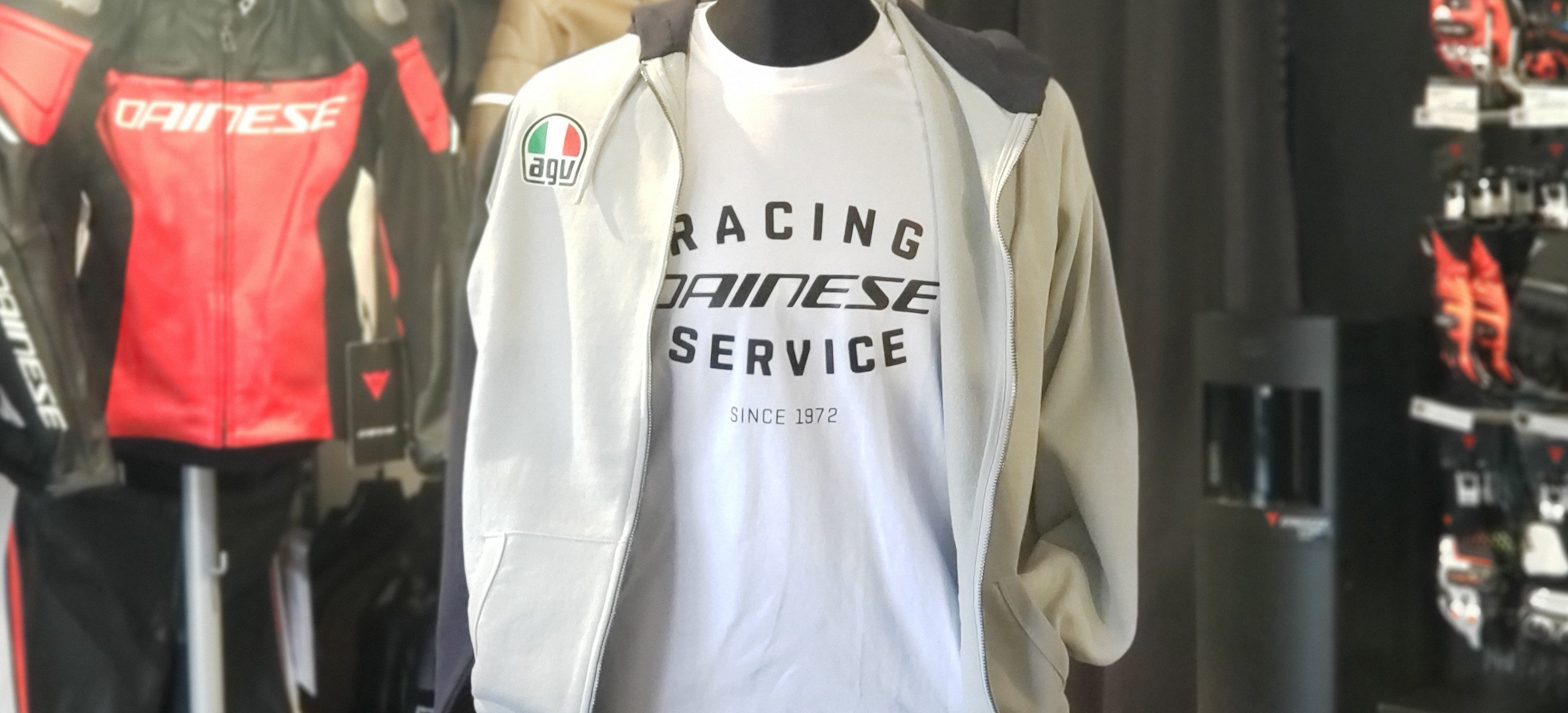 ゆったりと着れるカジュアルウェア[RACING SERVICE FULL-ZIP HOODIE]