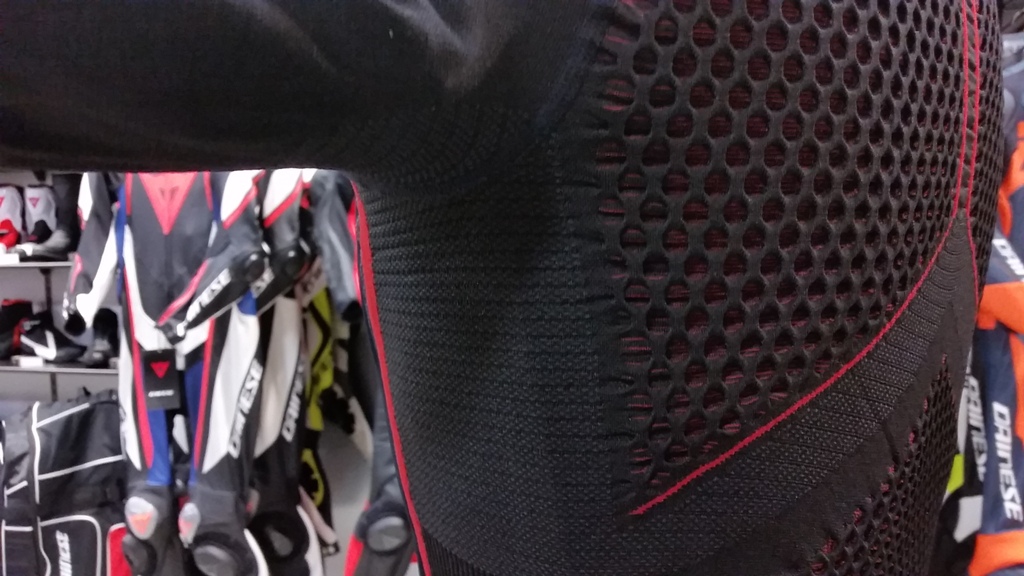 寒さに打ち勝つならインナーから『D-CORE NO WIND THERMO TEE LS』