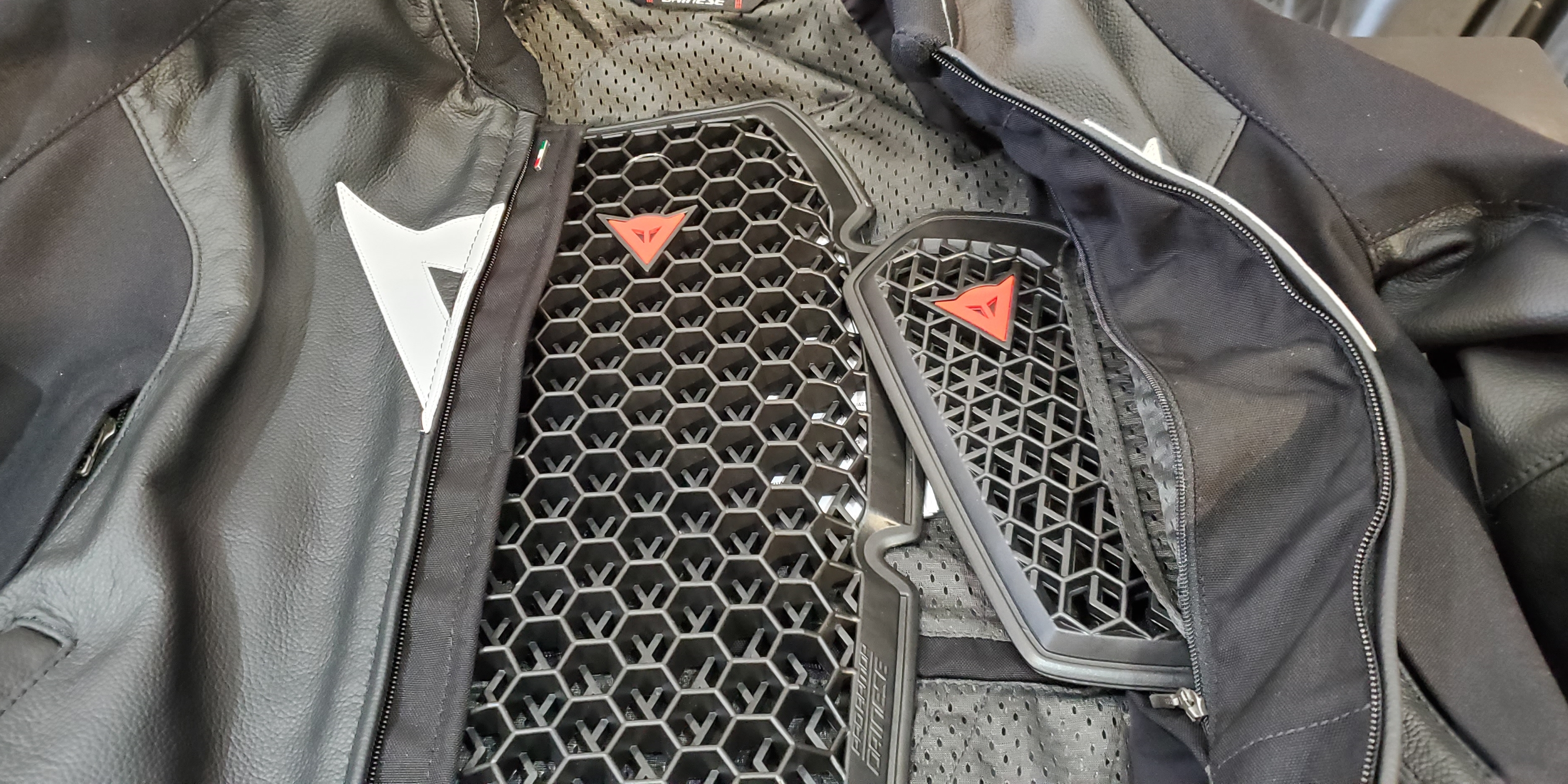 軽くて快適なスポーツレザージャケット