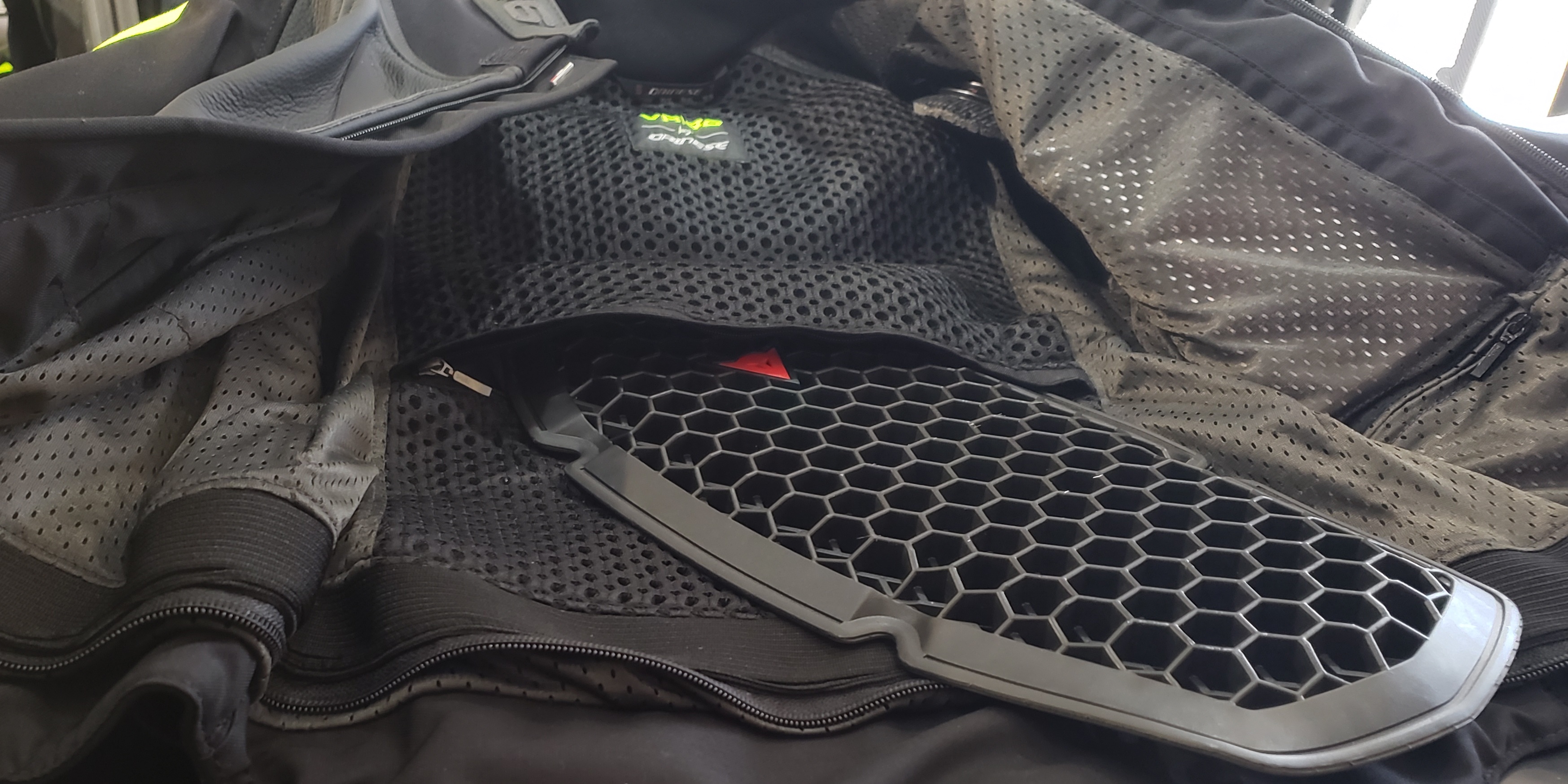 安全性とデザイン性を両立したコラボモデル[VR46 VICTORY LEATHER JACKET]