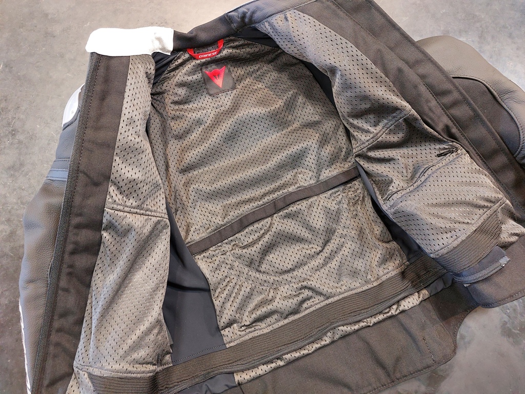 シンプルデザインのスポーツレザージャケット『RAPIDA LADY LEATHER