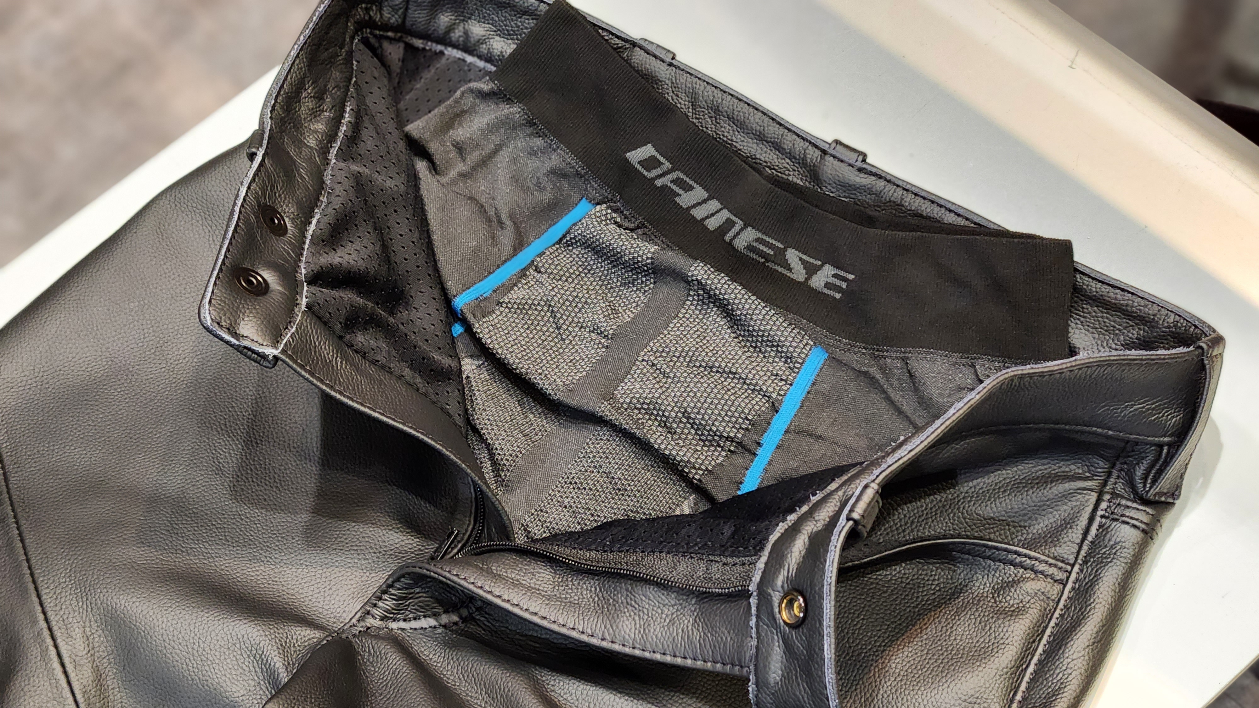 ダイネーゼ　革パンツ　おまけで耐熱インナー付き！ ダイネーゼ 革パンツ おまけで耐熱インナー付き！ - メルカリ