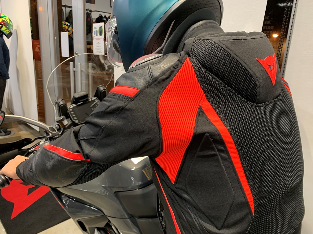 人気のスポーツタイプメッシュジャケット2モデルを比較してみました。