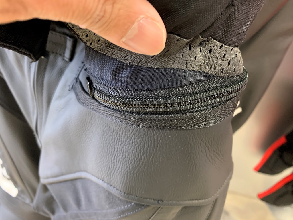 ジャケット、パンツの連結による効果についてご説明します。