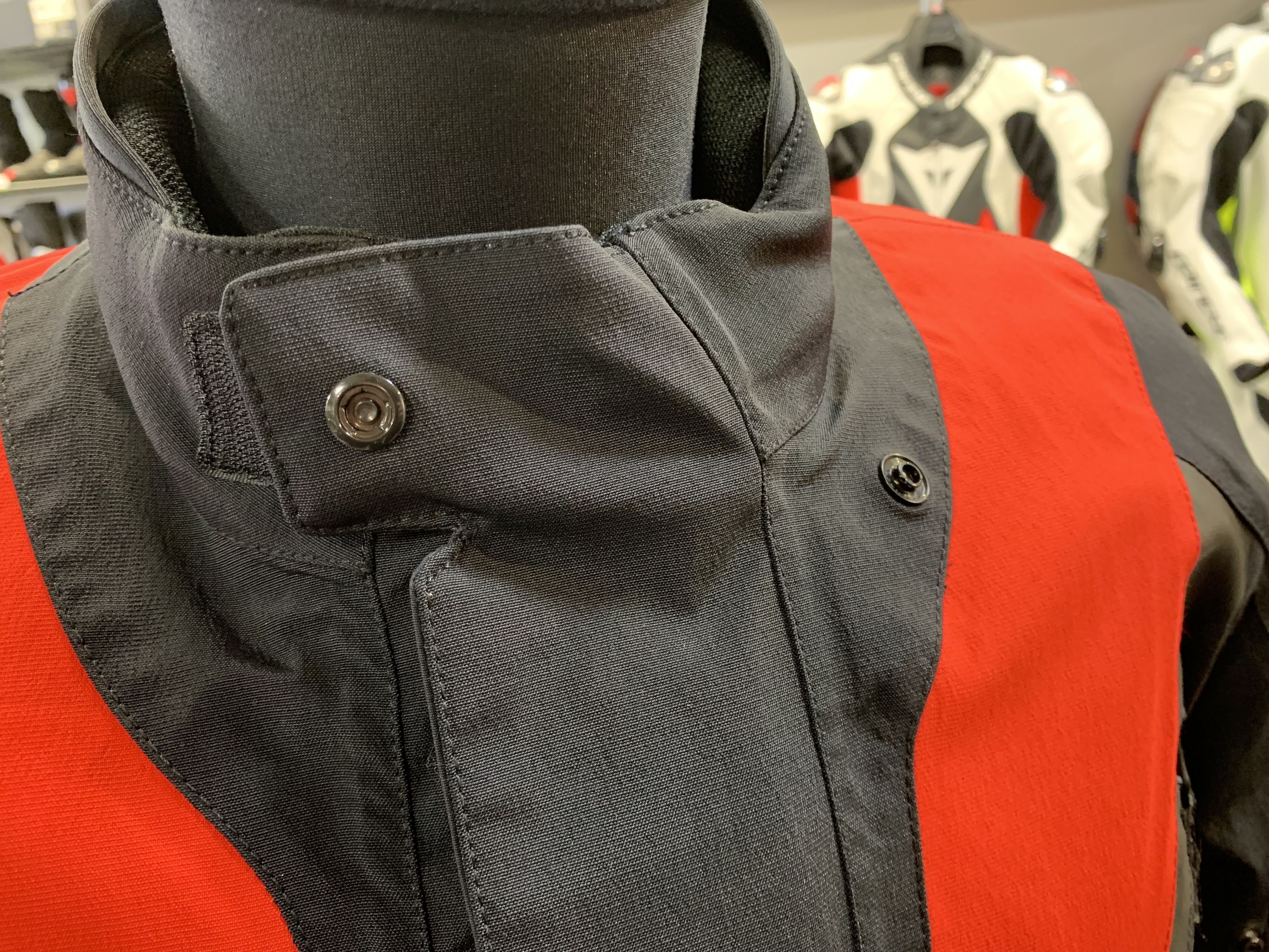 最高峰の安全性能をご体感ください。STELVIO D-AIR D-DRY XT JACKET