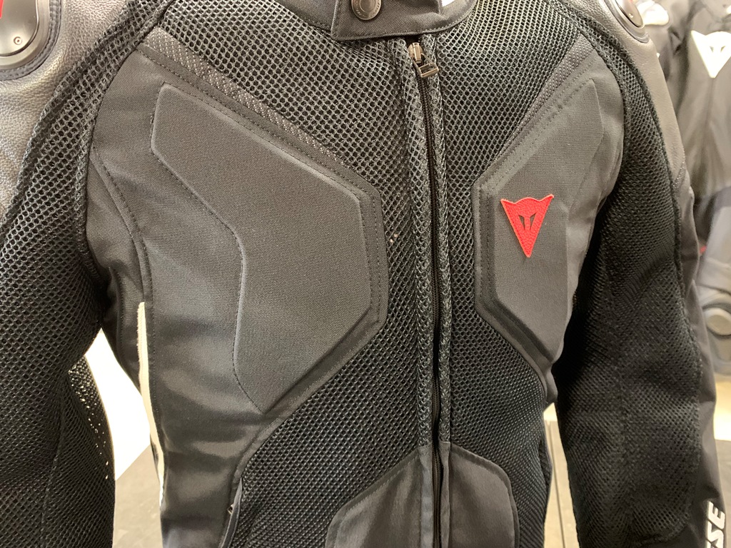 人気のスポーツタイプメッシュジャケット2モデルを比較してみました。