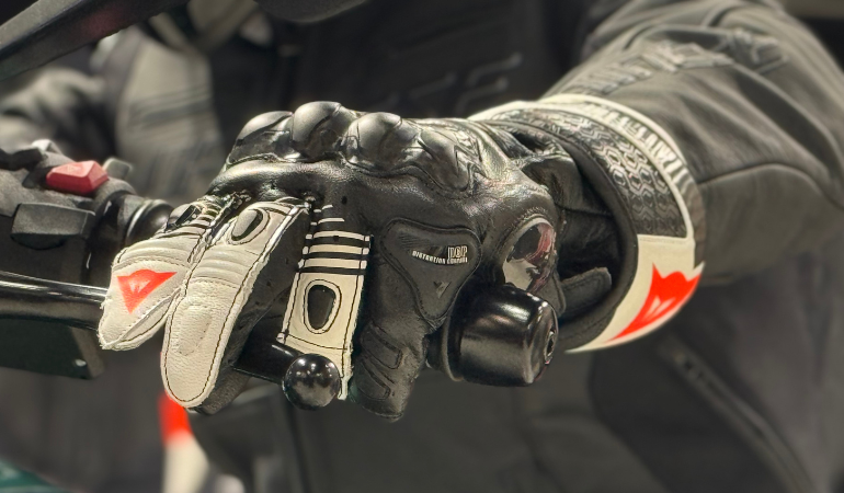 新たな技術をふんだんに取り込んだ新作グローブ“FIERO METAL GLOVES”