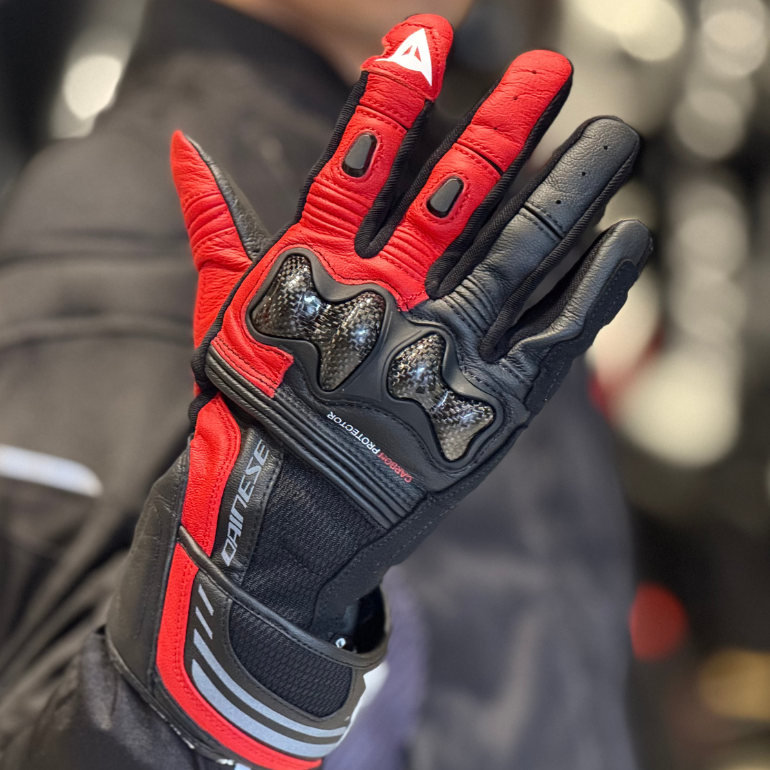 街乗りから峠道までマルチに活躍する新作グローブ”REACTO CARBON LONG