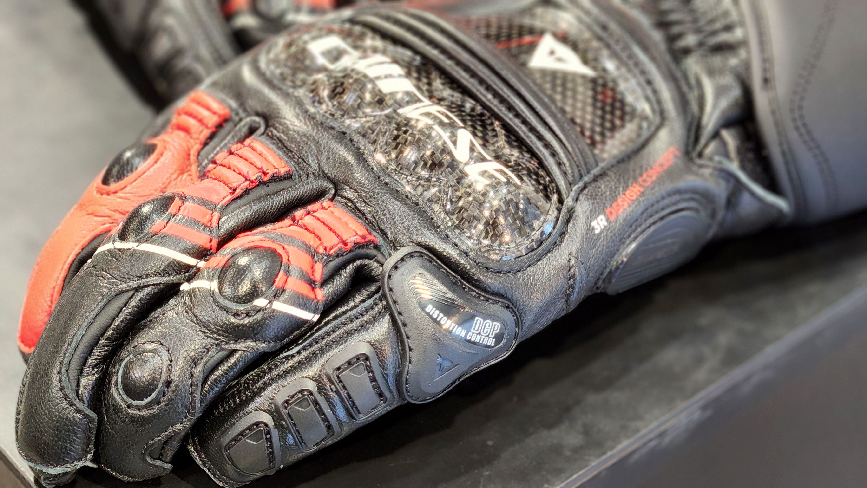 ライダーとバイクとの一体感を高めるレーシンググローブ【DRUID 4】