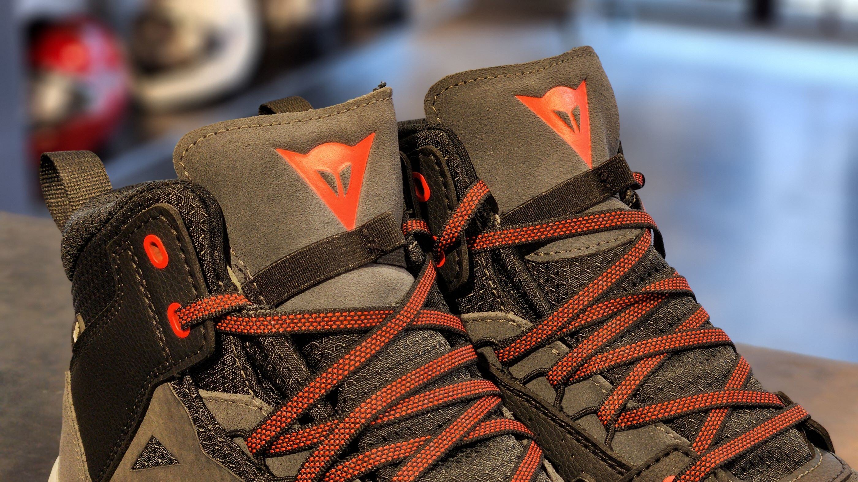 軽量で快適な全天候型ライディングシューズ【SUBURB D-WP】