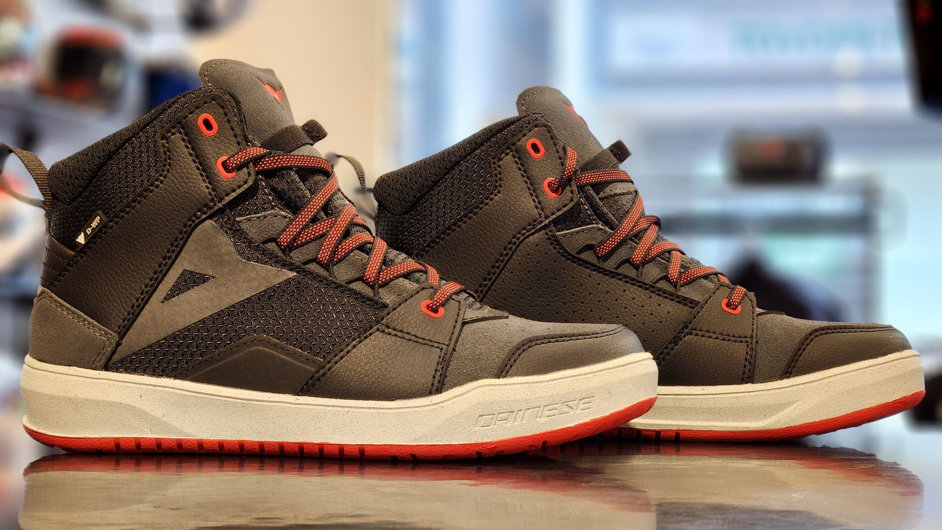 軽量で快適な全天候型ライディングシューズ【SUBURB D-WP】