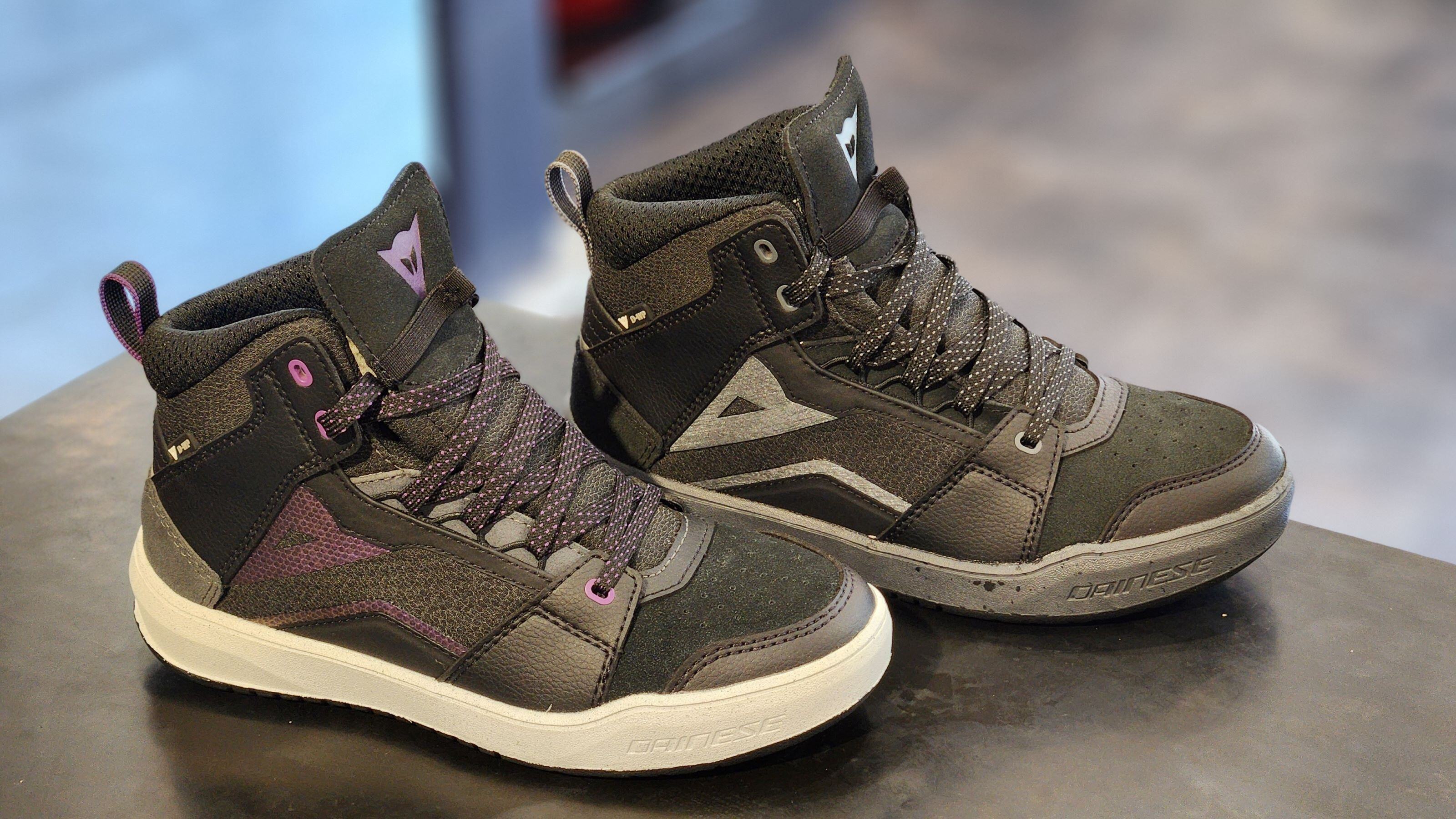 軽量で快適な全天候型ライディングシューズ【SUBURB D-WP】