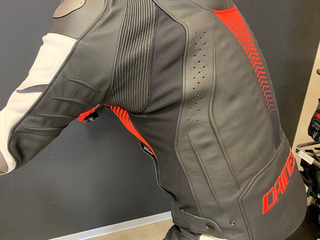 トップモデルのレザージャケット【SUPER SPEED 4】にこの時期には