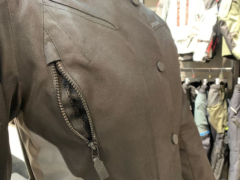 TEMPEST 3 D-Dry LADY JACKET前面ベンチ