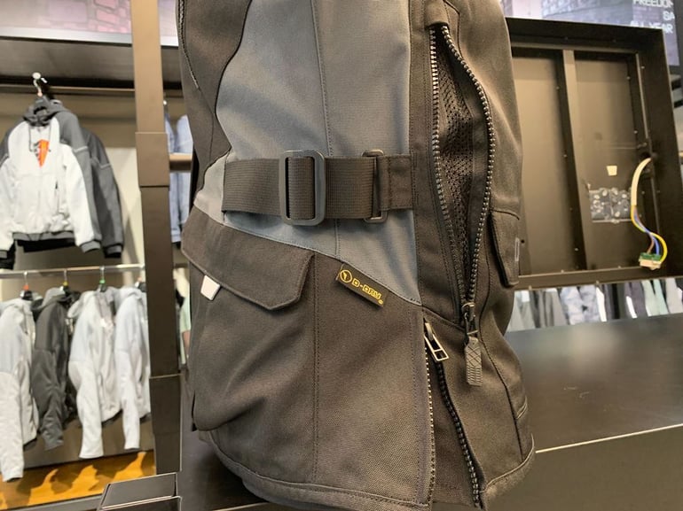 TEMPEST 3 D-Dry LADY JACKET背面ベンチ