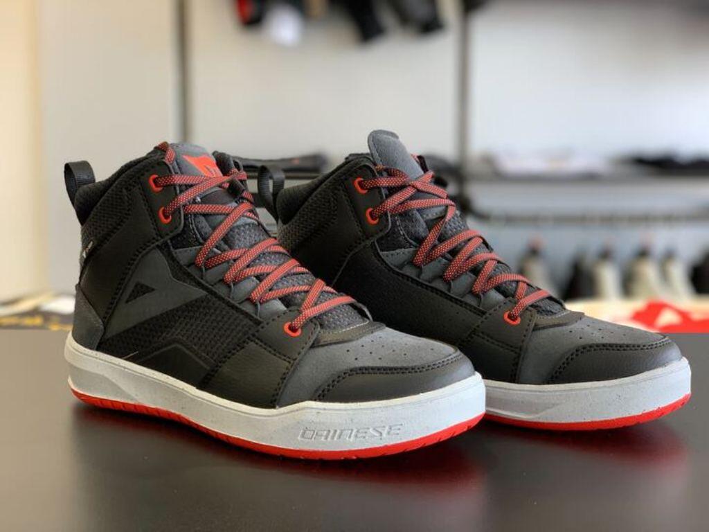 雨の季節でも足元もお洒落に【SUBURB D-WP SHOES】