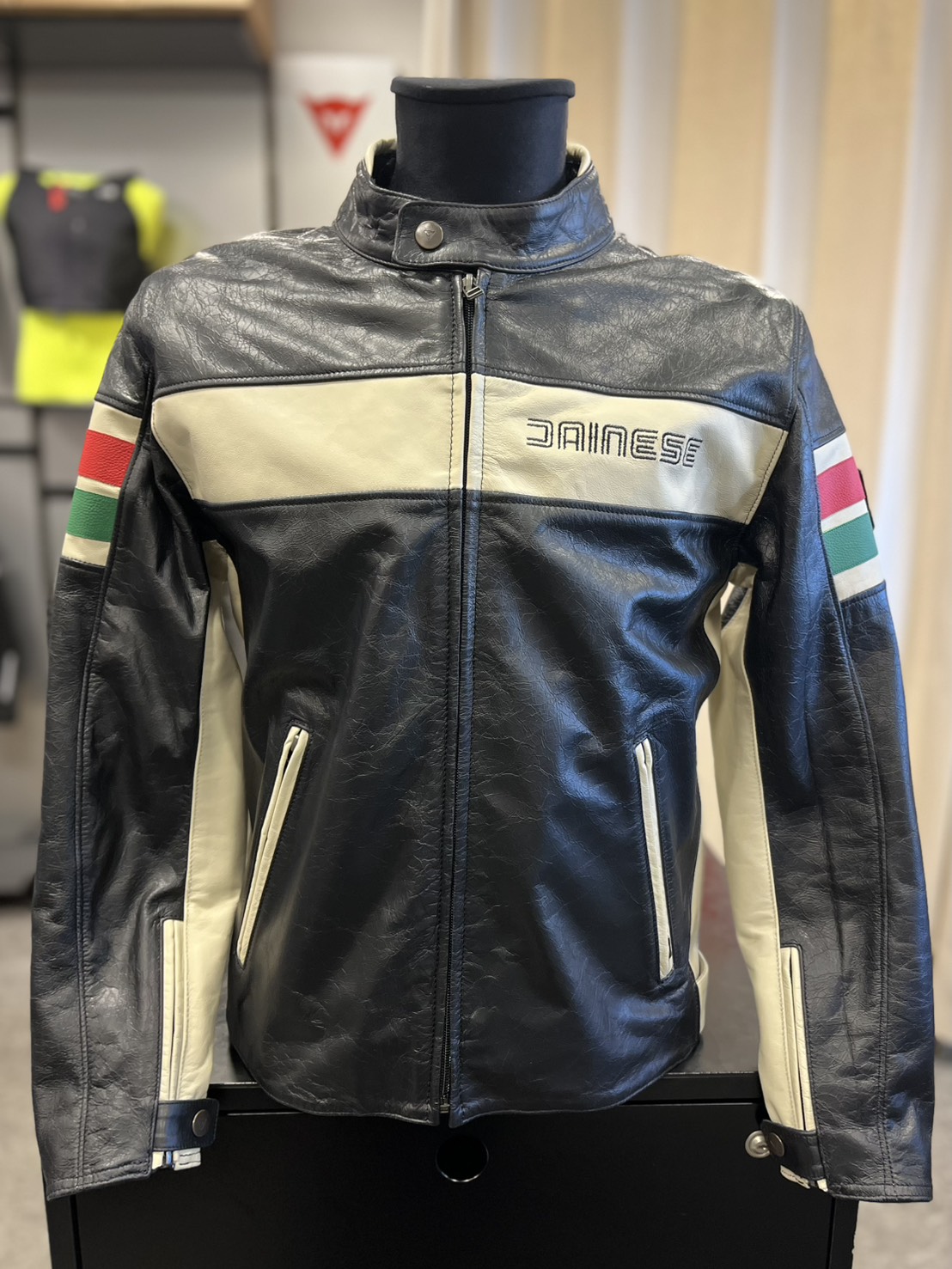 情熱のイタリアントリコロール！『HF D1 LEATHER JACKET』に待望の新色