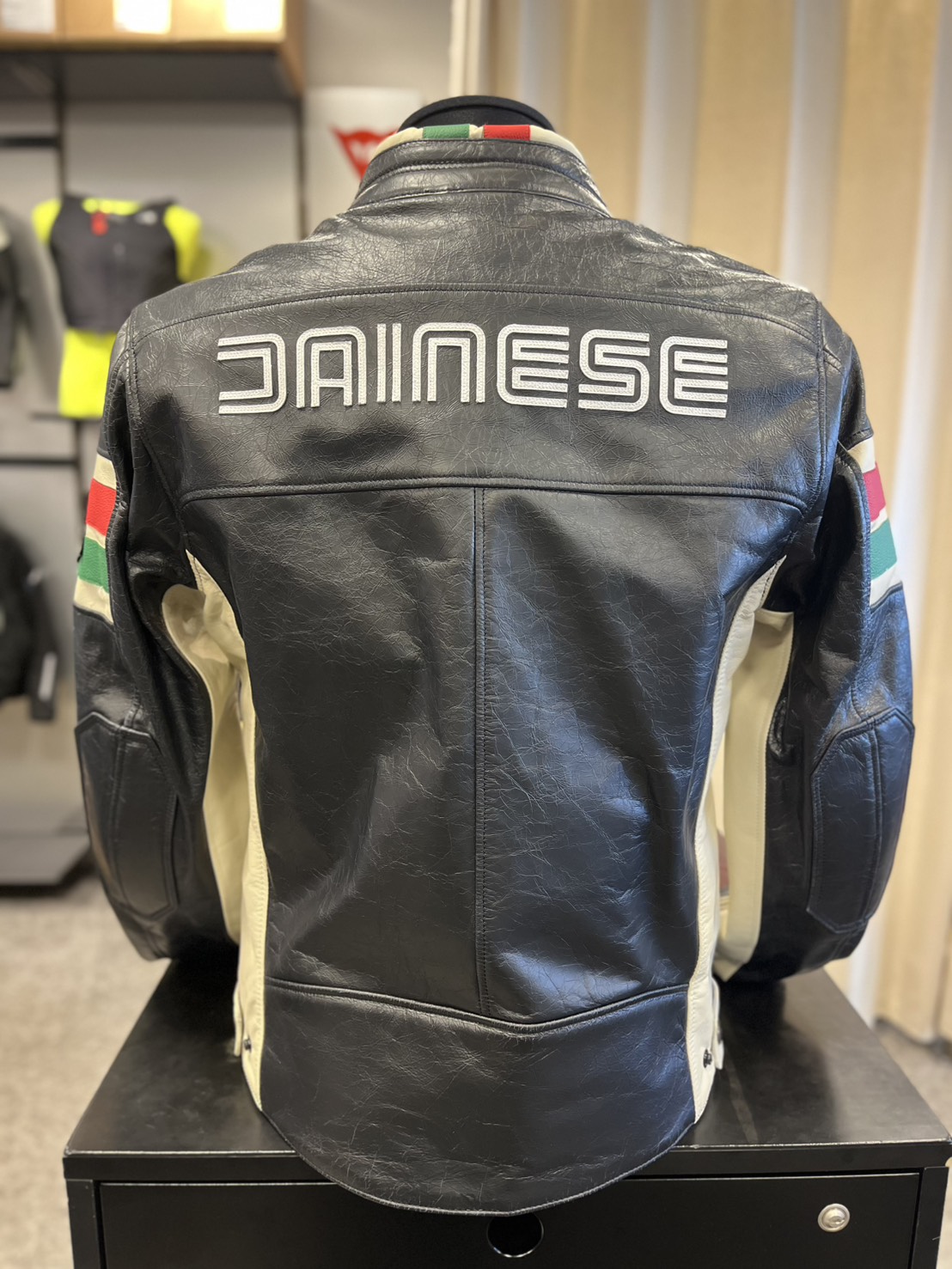 情熱のイタリアントリコロール！『HF D1 LEATHER JACKET』に待望の新色