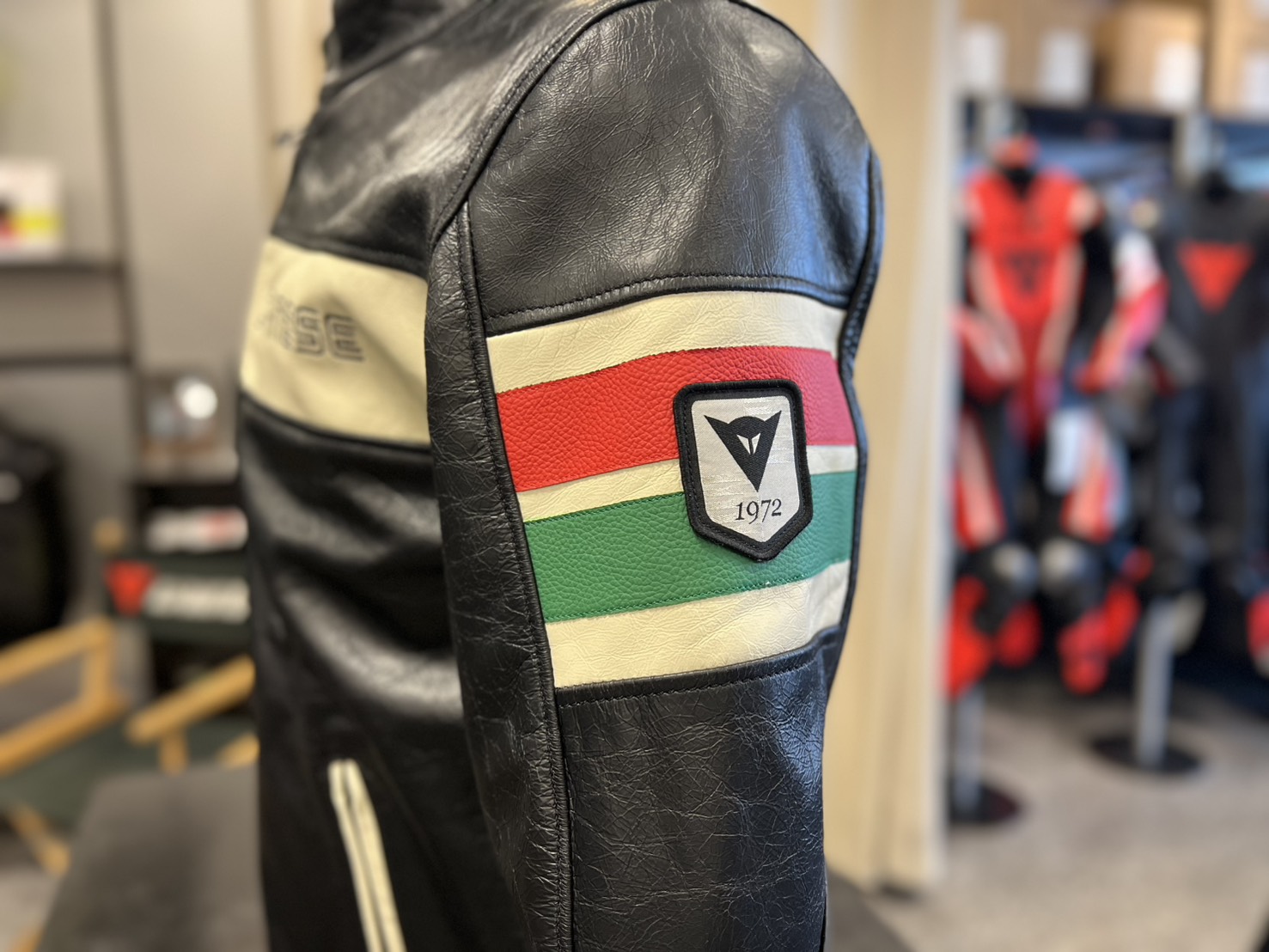 情熱のイタリアントリコロール！『HF D1 LEATHER JACKET』に待望の新色