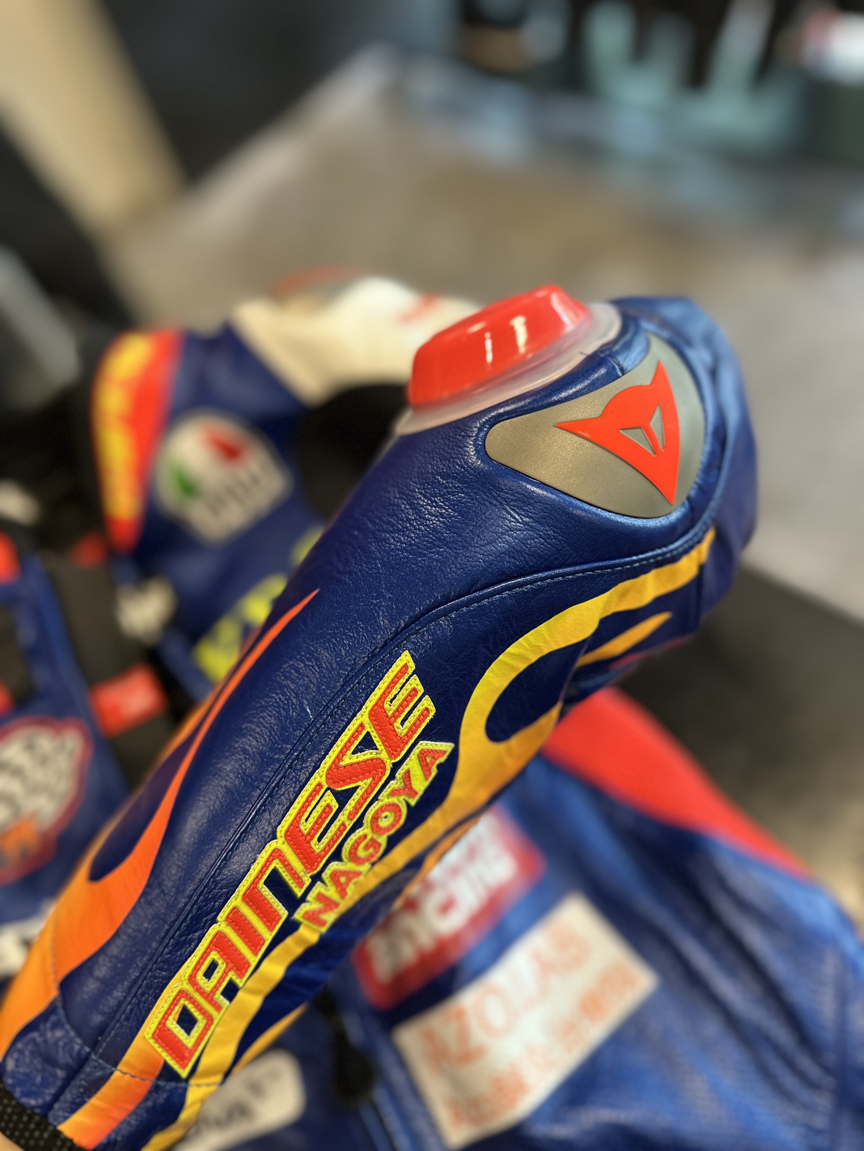 期間限定展示】ダイネーゼ史上最も先進的なレーシングスーツ「Demone