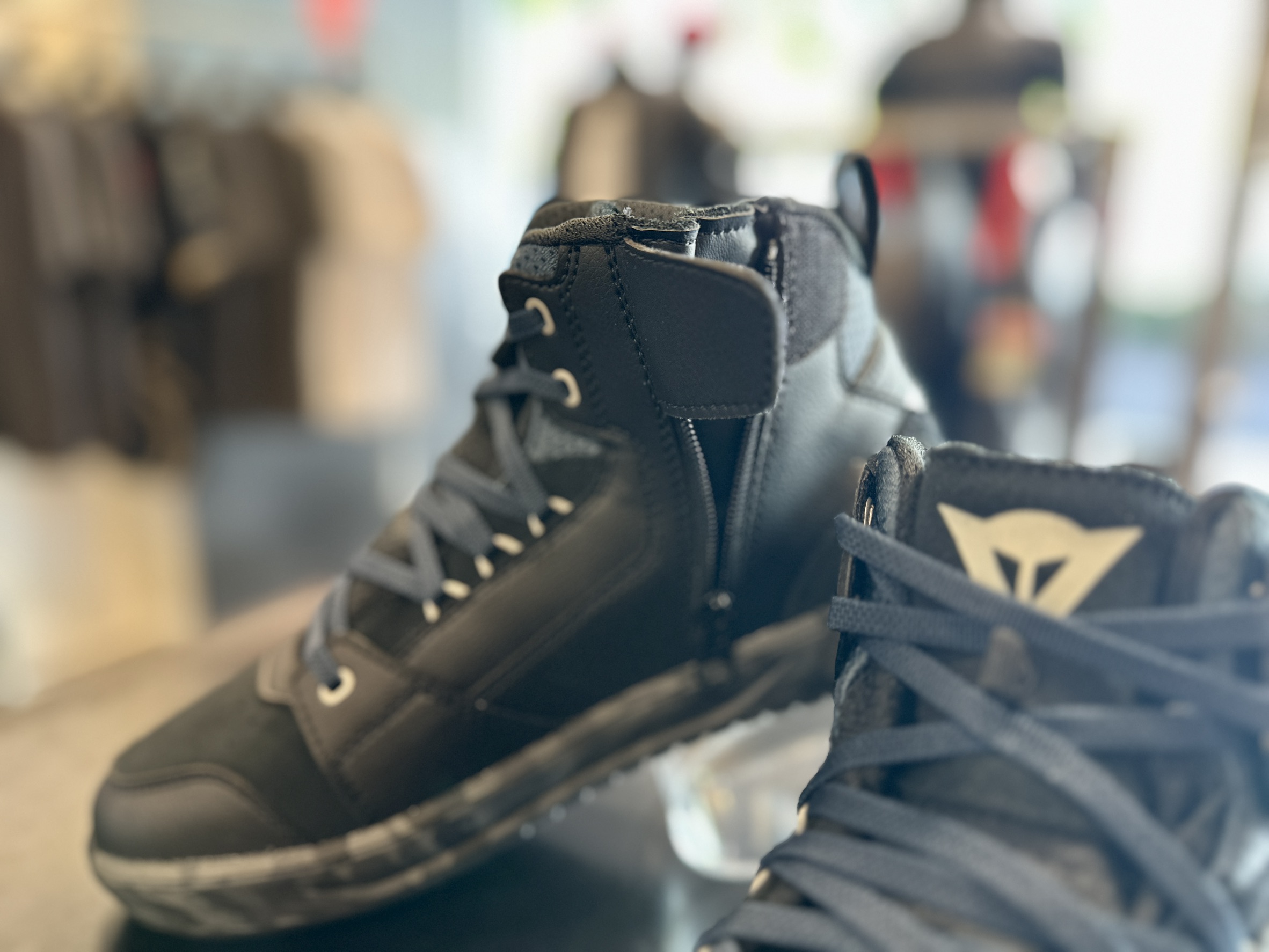 街乗りにもツーリングにも使いやすい一足。SUBURB ZIP UP D-WP SHOES