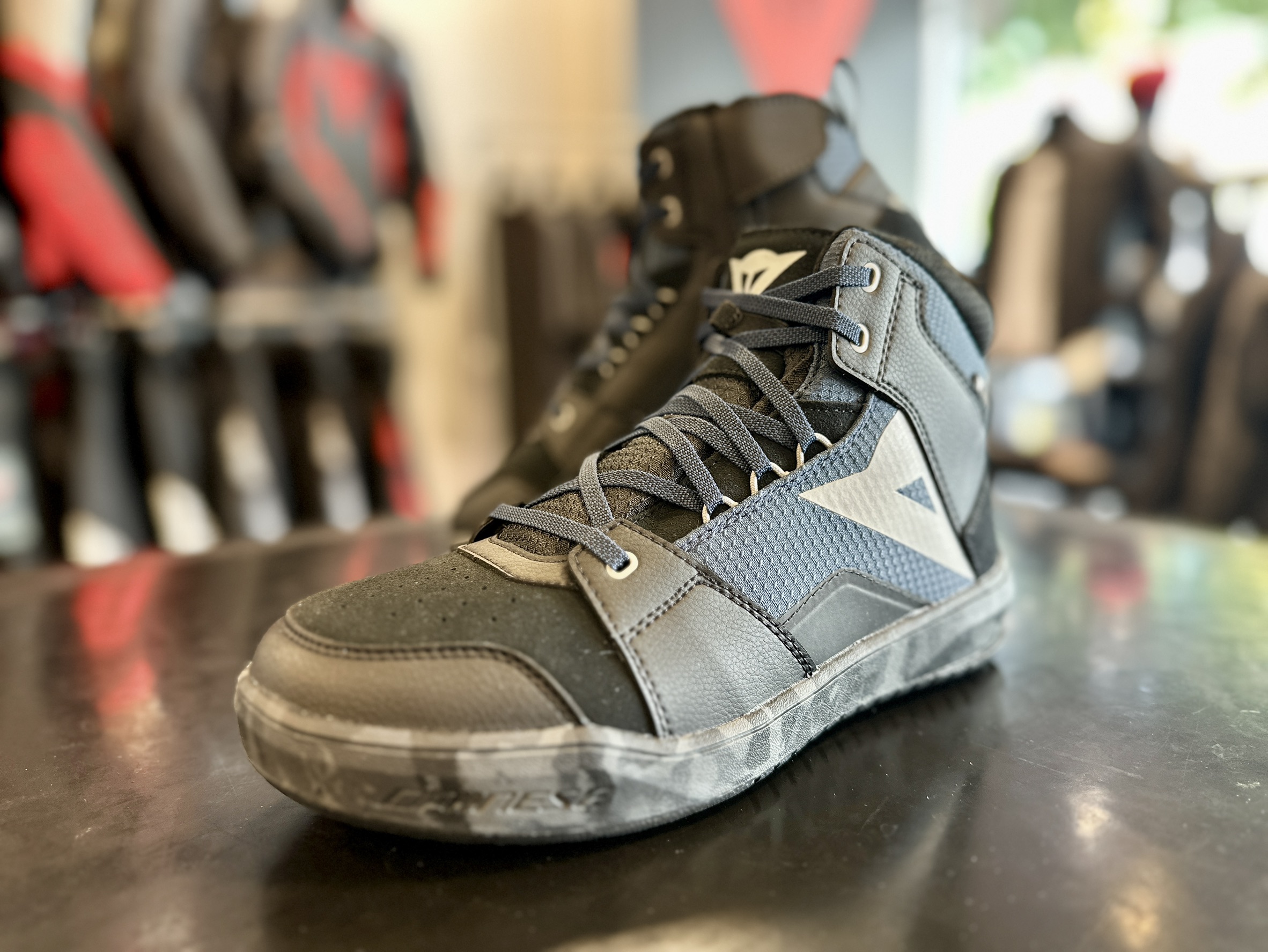 街乗りにもツーリングにも使いやすい一足。SUBURB ZIP UP D-WP SHOES