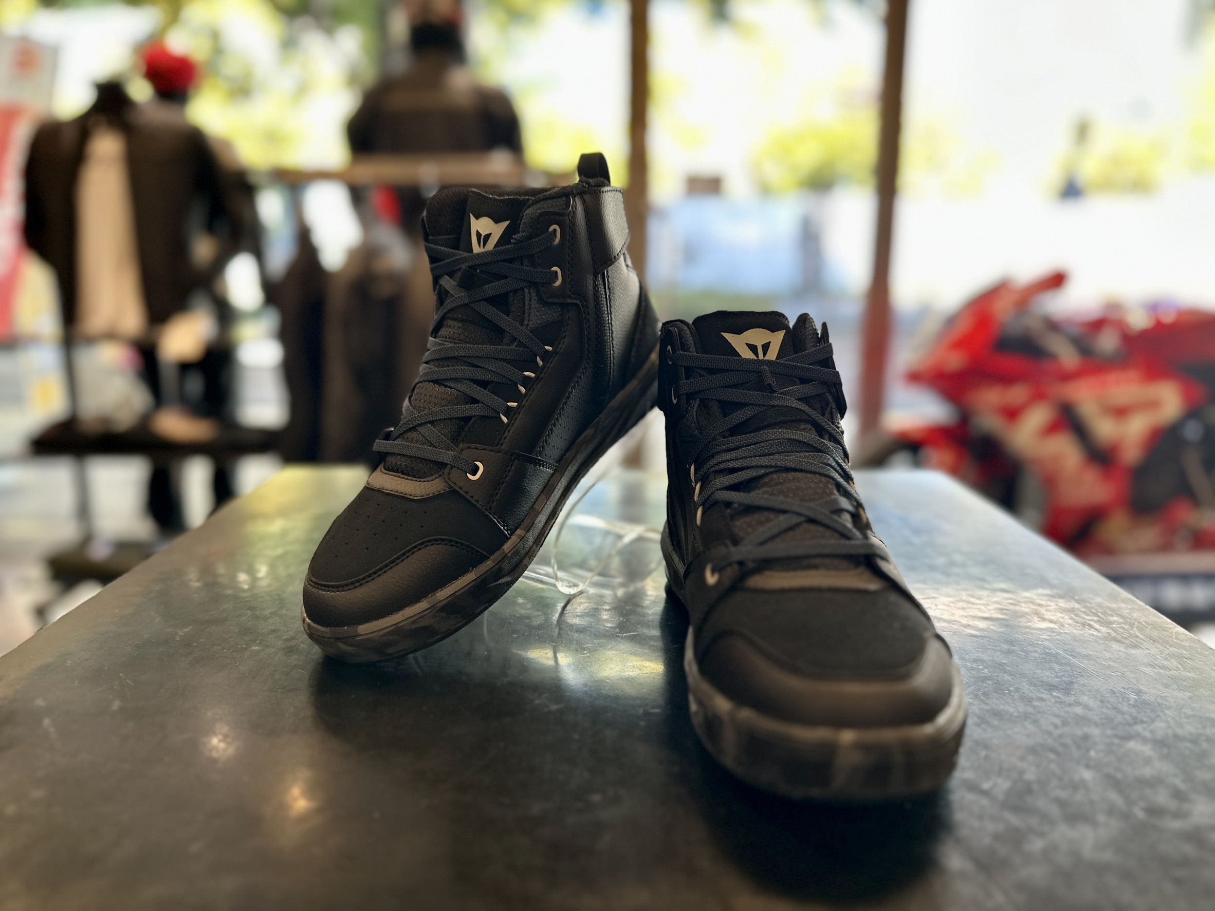 街乗りにもツーリングにも使いやすい一足。SUBURB ZIP UP D-WP SHOES