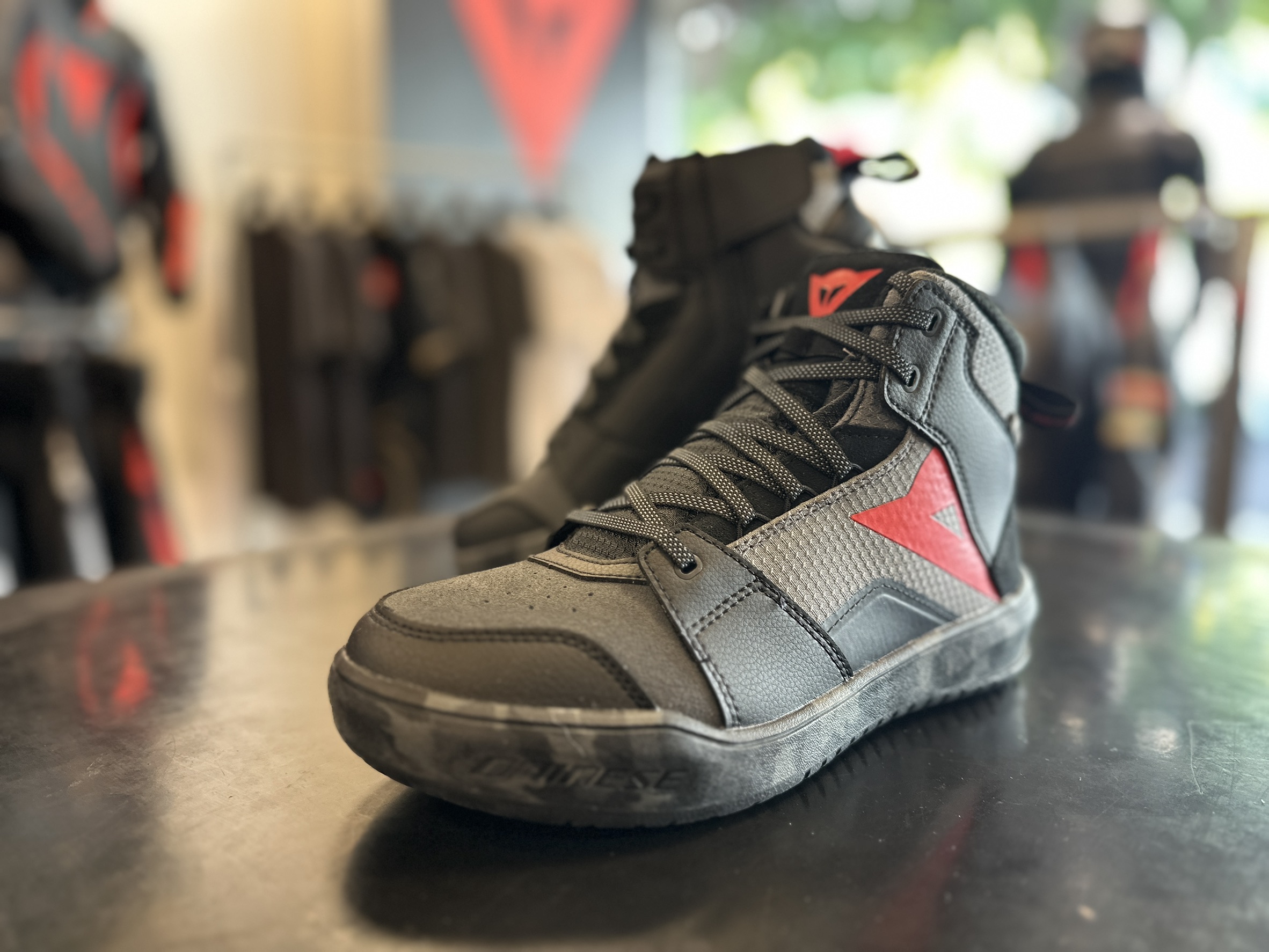 街乗りにもツーリングにも使いやすい一足。SUBURB ZIP UP D-WP SHOES