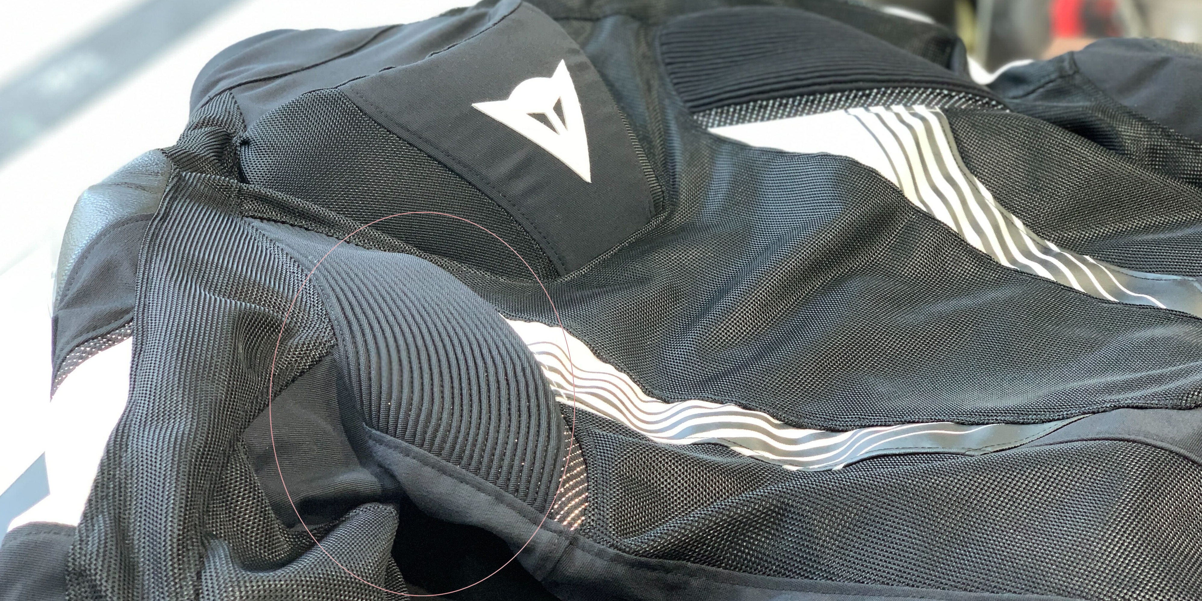 これからの季節にオススメの防水インナー付きメッシュジャケット2点を比較