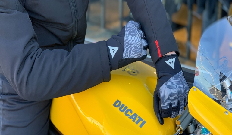 スタイリッシュなデザイン INTREPYD GLOVES