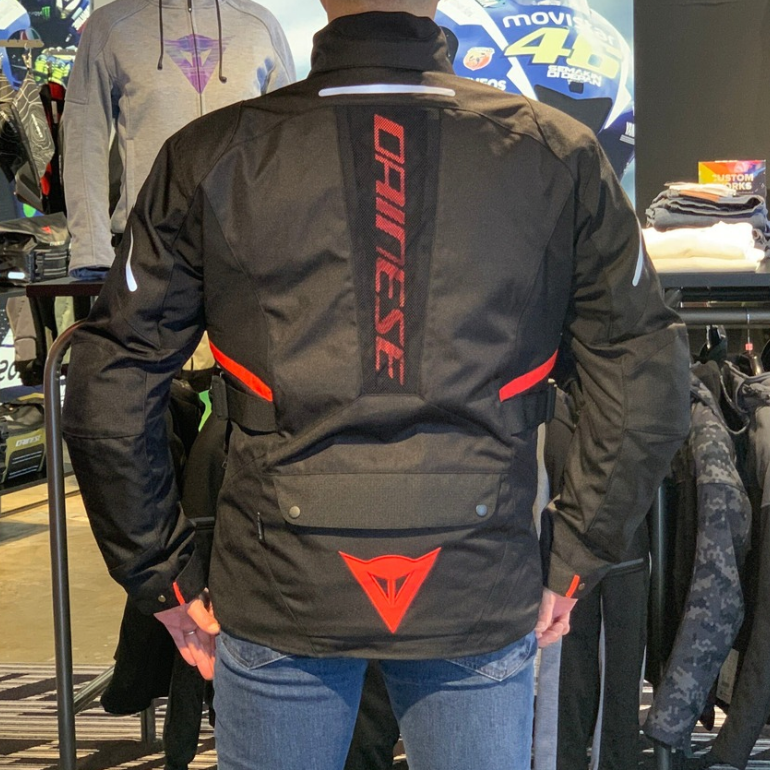 TEMPEST 4 D-DRY JACKET 後ろ