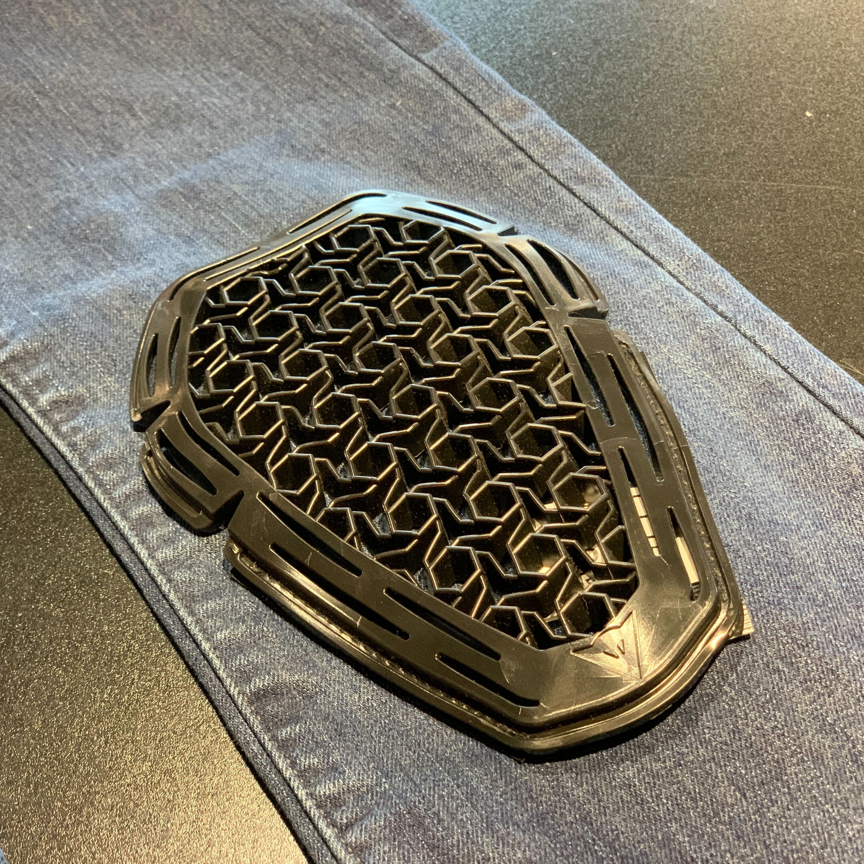 都市に馴染むプロテクション。5-POCKET DENIM SLIM PANTSの美学