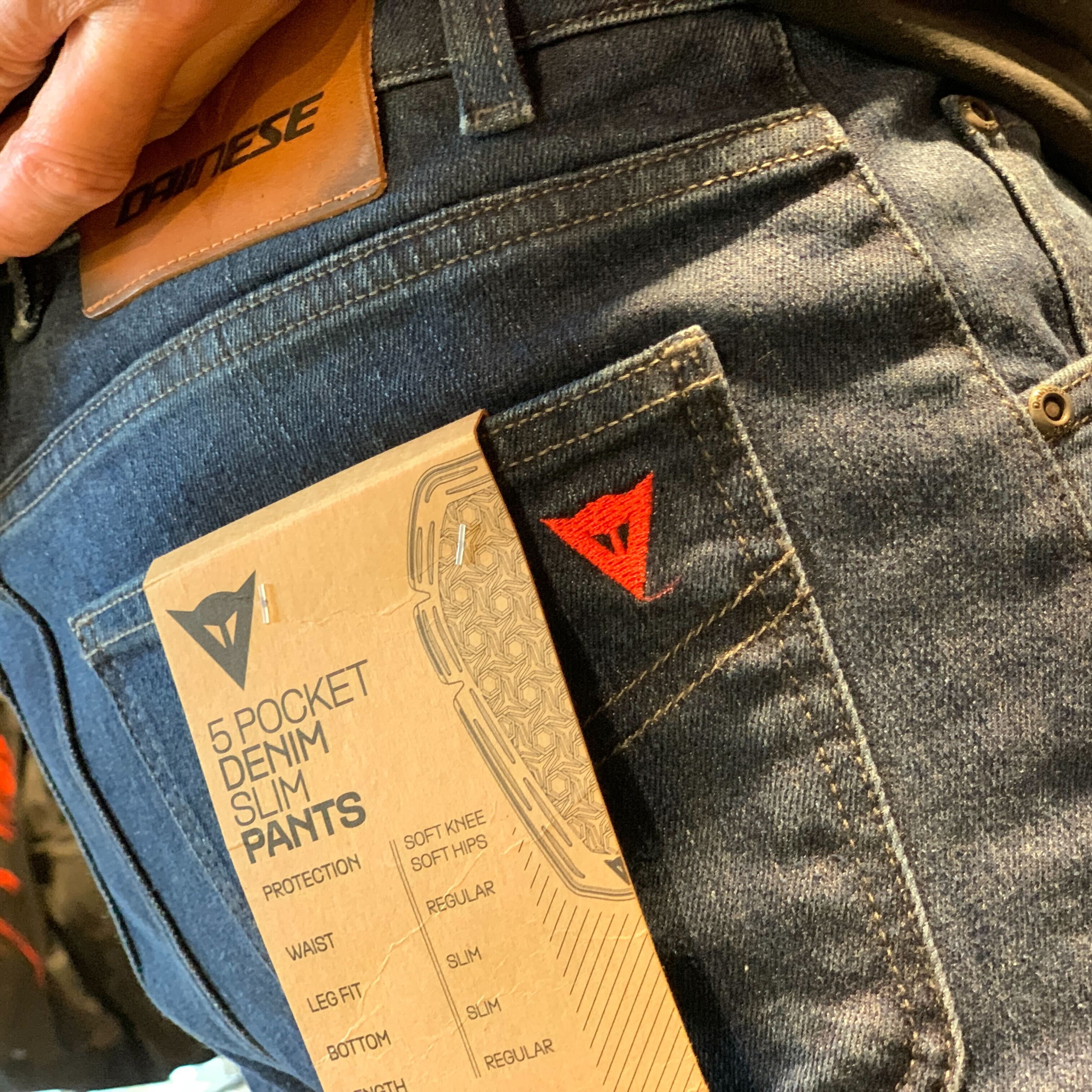 都市に馴染むプロテクション。5-POCKET DENIM SLIM PANTSの美学
