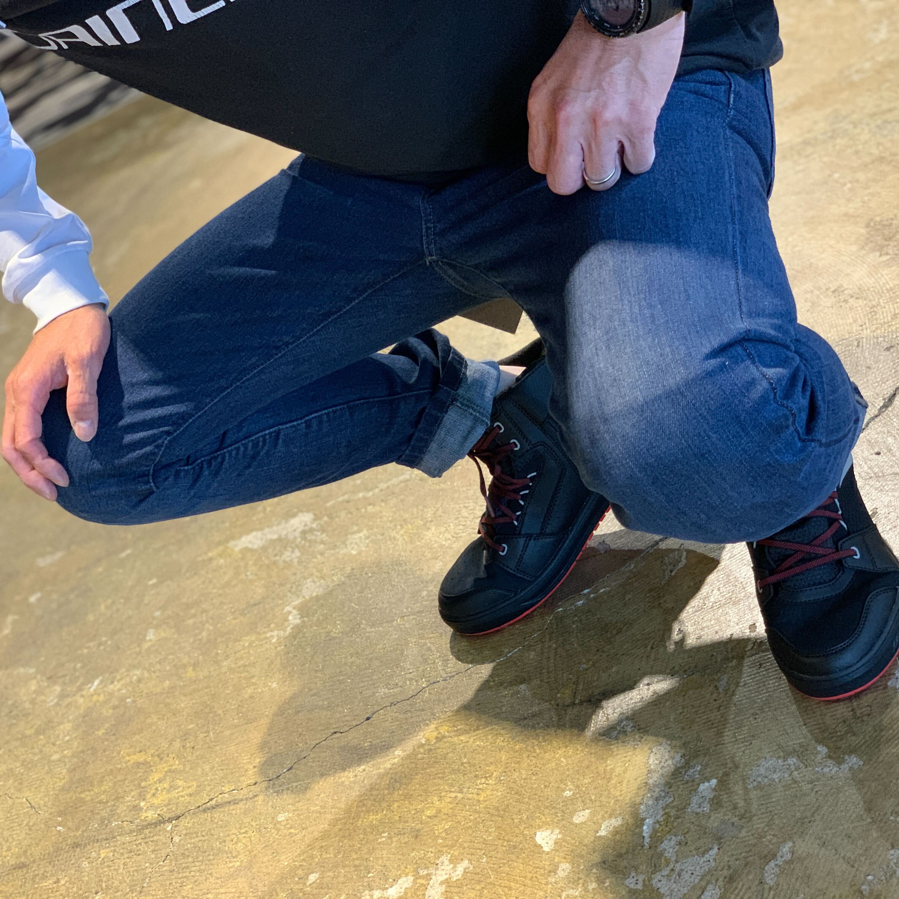 都市に馴染むプロテクション。5-POCKET DENIM SLIM PANTSの美学