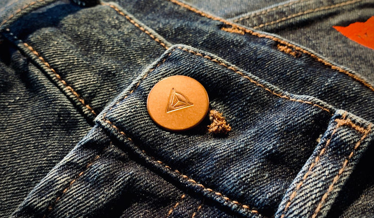 5-POCKET DENIM PANTS ボタン