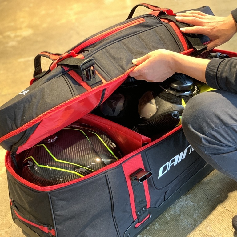 サーキットへの移動さえも至高の瞬間に変えるキャリーバック