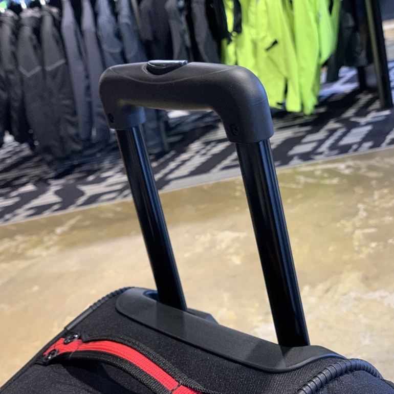 サーキットへの移動さえも至高の瞬間に変えるキャリーバック