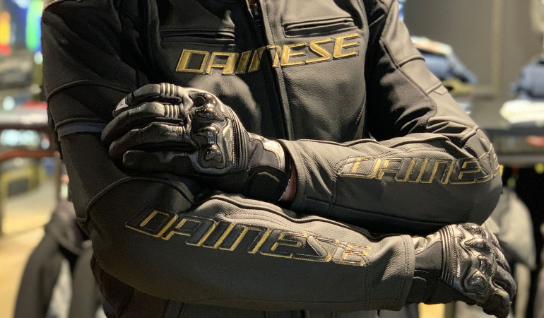 DAINESE レザースポーツジャケット 黒/グレー/黄色 春はやっぱりレザージャケット』～ダイネーゼのレザージャケットの魅力