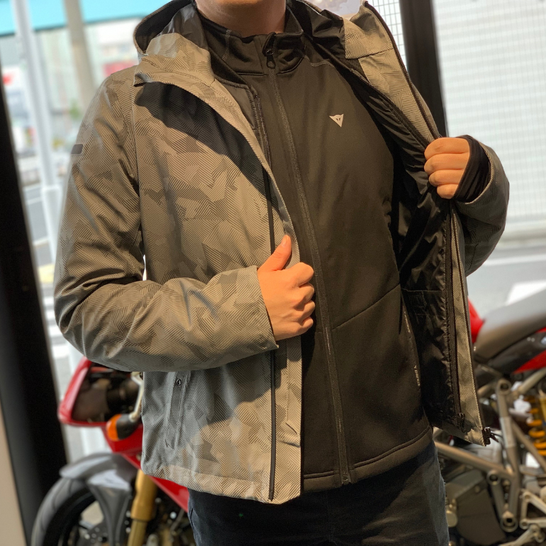 寒さと風から身を守る~ 冬のライディングを支える防風アイテム3選