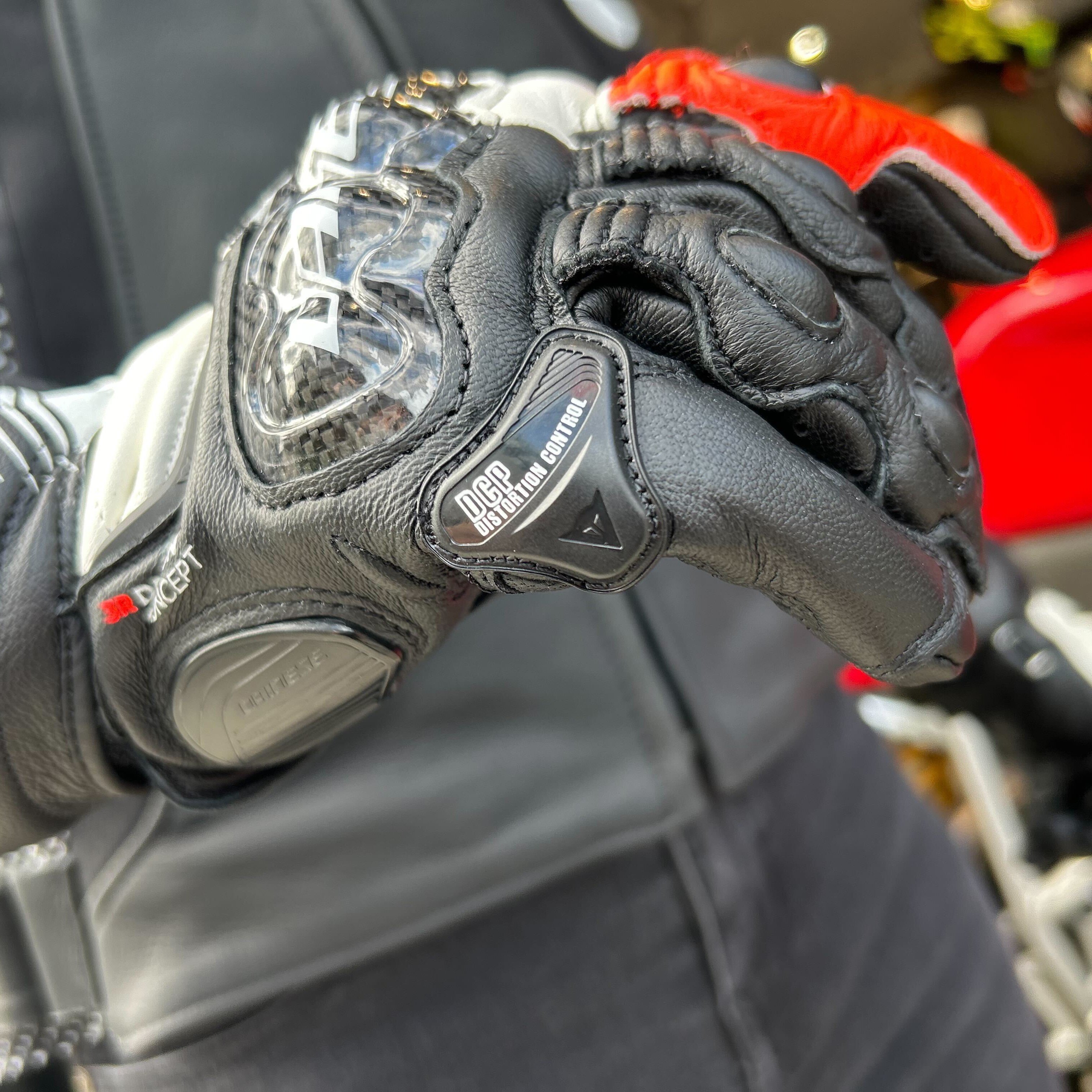 安全性もスタイルも両立したい女性ライダーへ。CARBON 4 LONG LADY