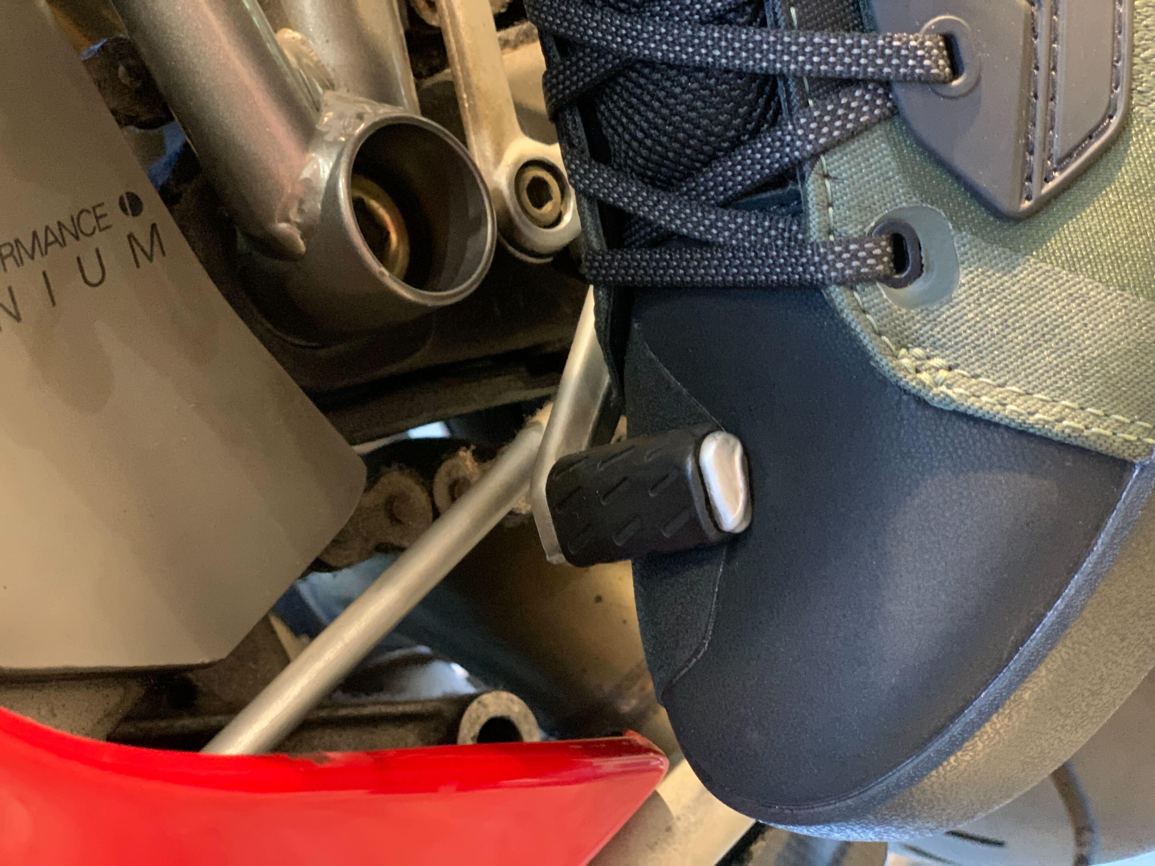 どんな天候でも安心！オールシーズン活躍する万能シューズ