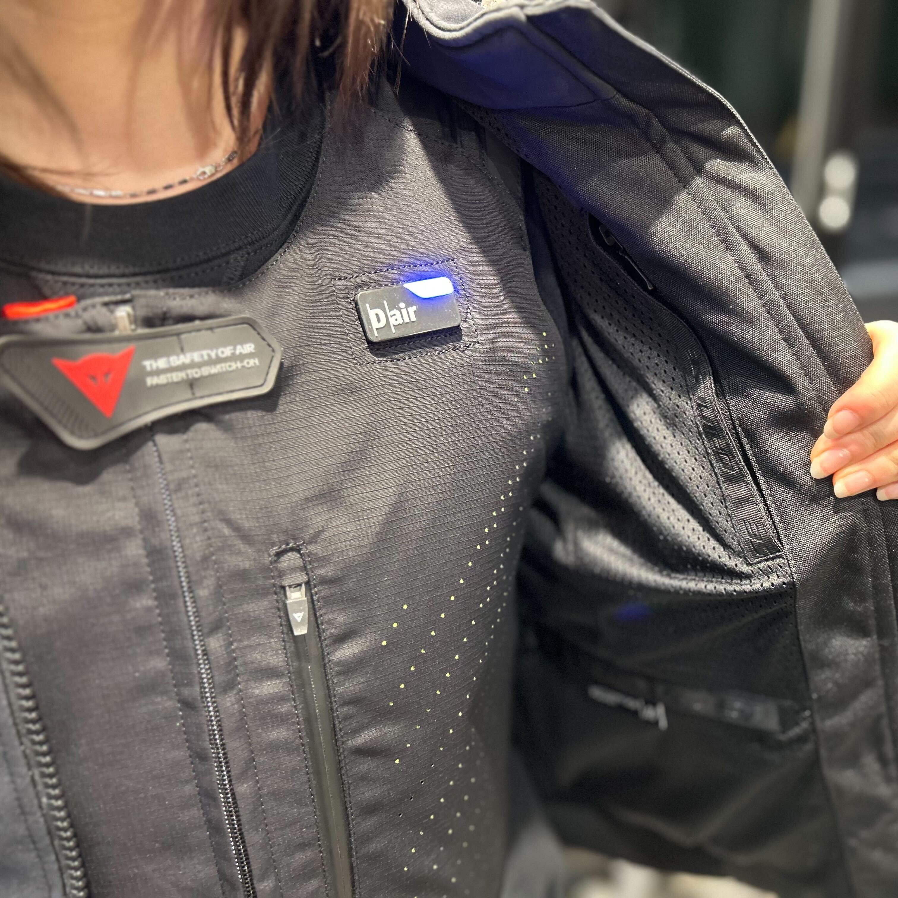 都会的なデザインと快適な着心地 ― IGNITE 2 TEX JACKET WMNで魅せる
