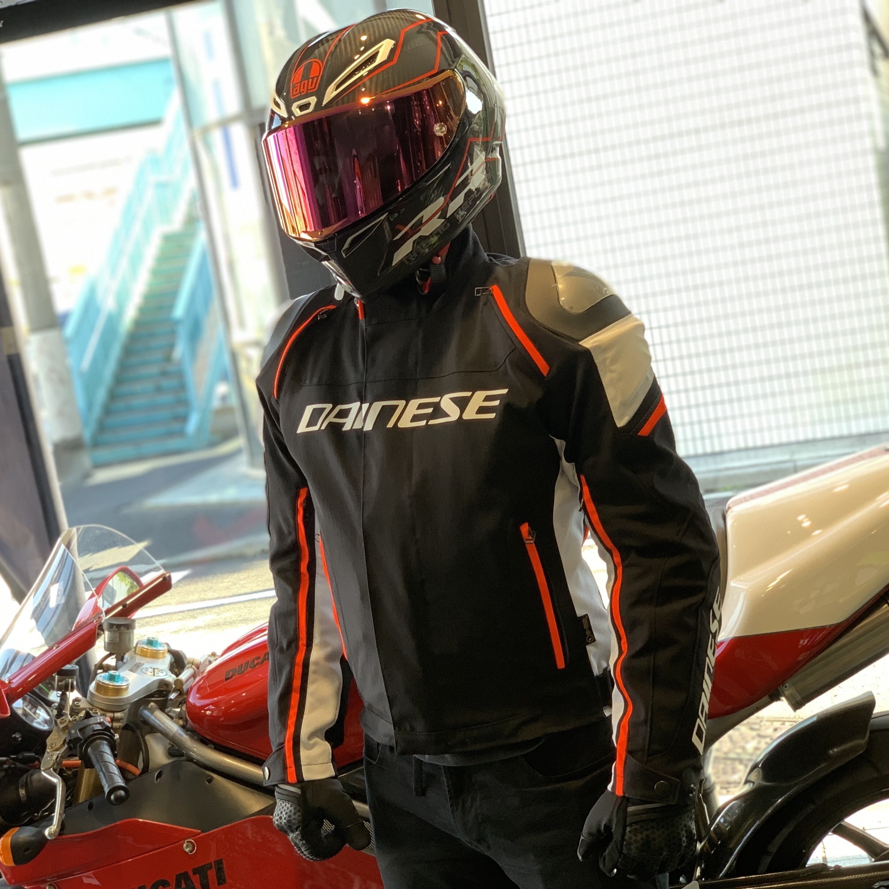 前傾姿勢を得意とするスポーツツーリングジャケット