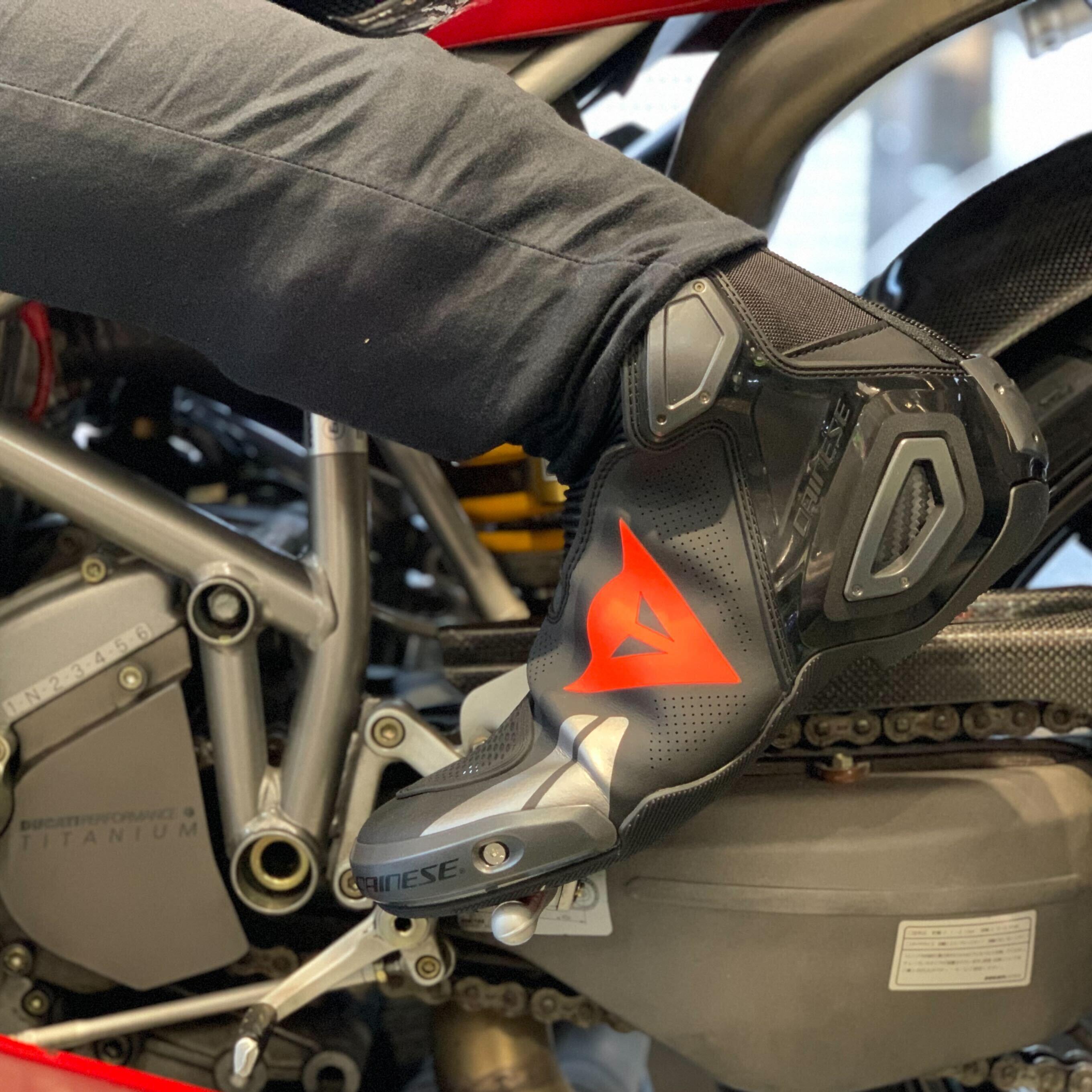 MotoGPスペック！カーボンフレームを採用した究極のレーシングブーツ