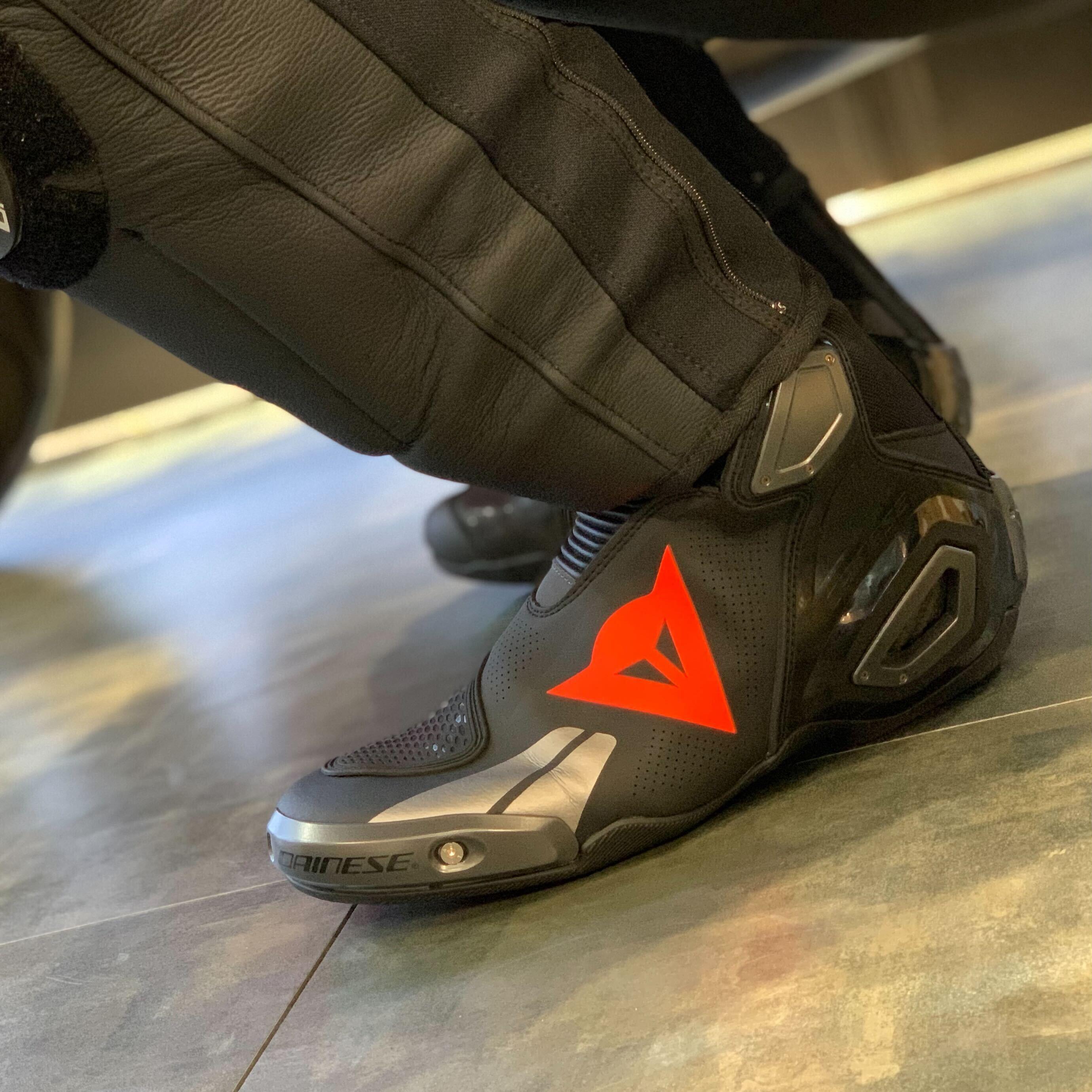 MotoGPスペック！カーボンフレームを採用した究極のレーシングブーツ