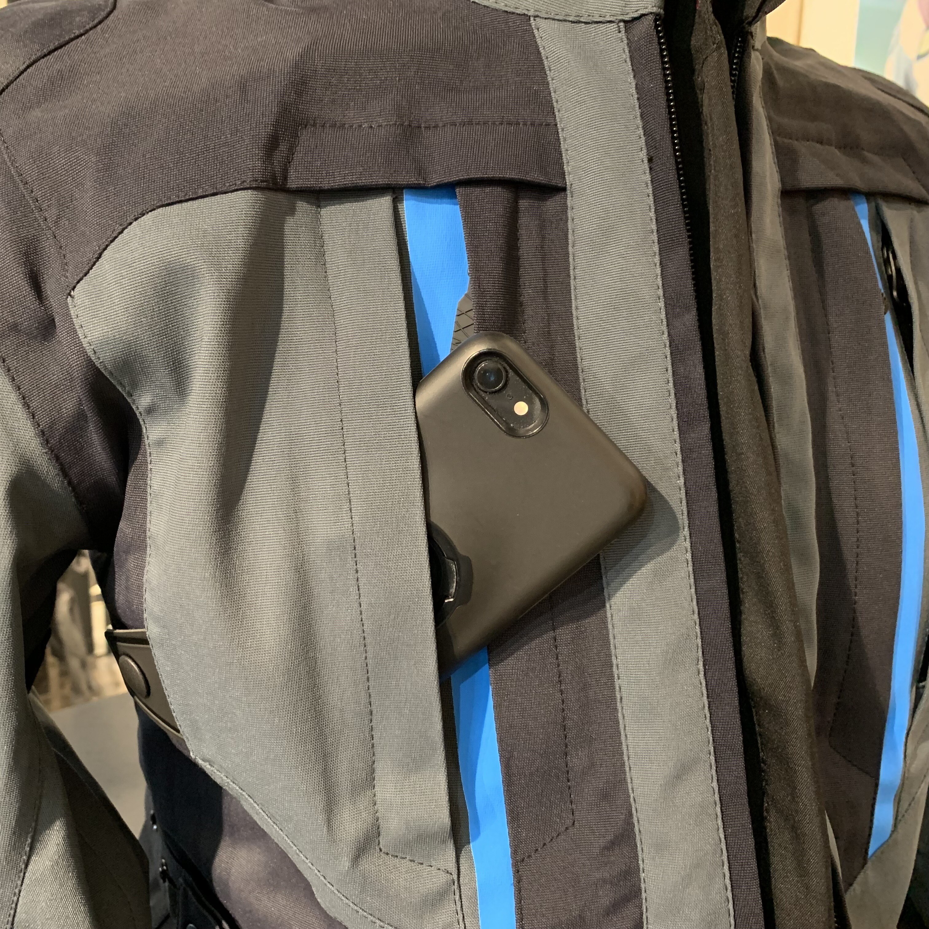 長距離ツーリングを安全かつ快適に！MANGEN ABSØLUTESHELL PRO JACKET